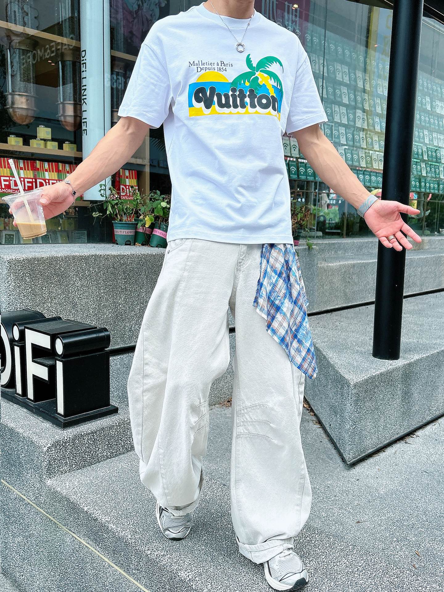  lv。春夏新款首发专柜最新款短袖圆领T恤 高端订制 设计前卫时尚！品牌logo重工艺设计 高端定制23