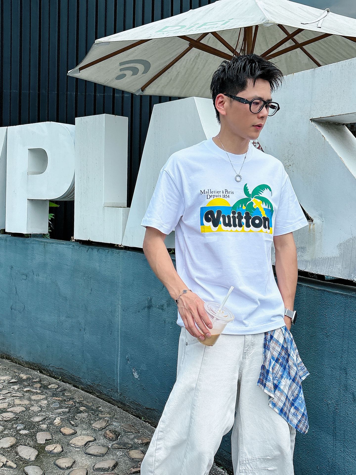  lv。春夏新款首发专柜最新款短袖圆领T恤 高端订制 设计前卫时尚！品牌logo重工艺设计 高端定制23