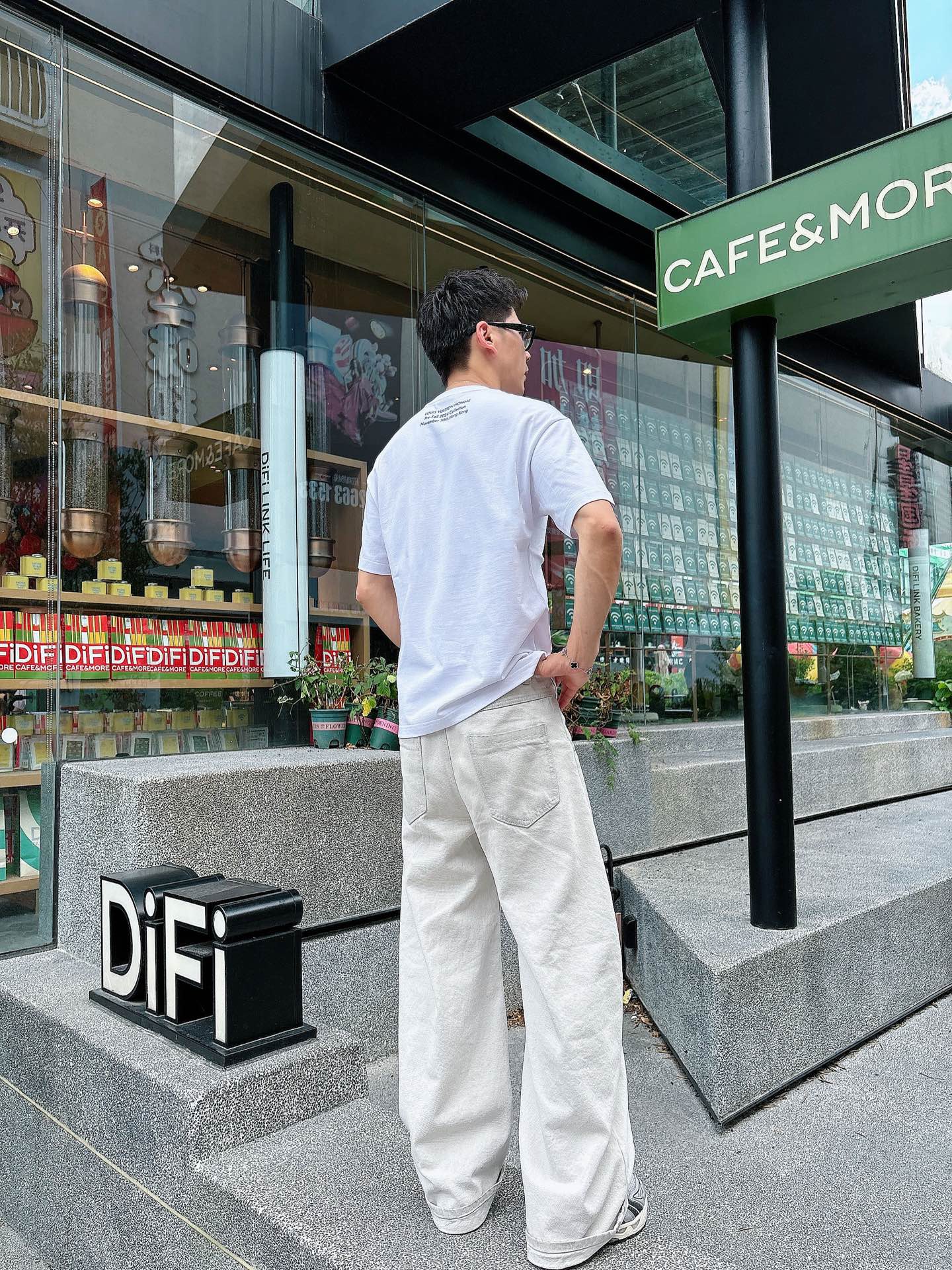  lv。春夏新款首发专柜最新款短袖圆领T恤 高端订制 设计前卫时尚！品牌logo重工艺设计 高端定制23