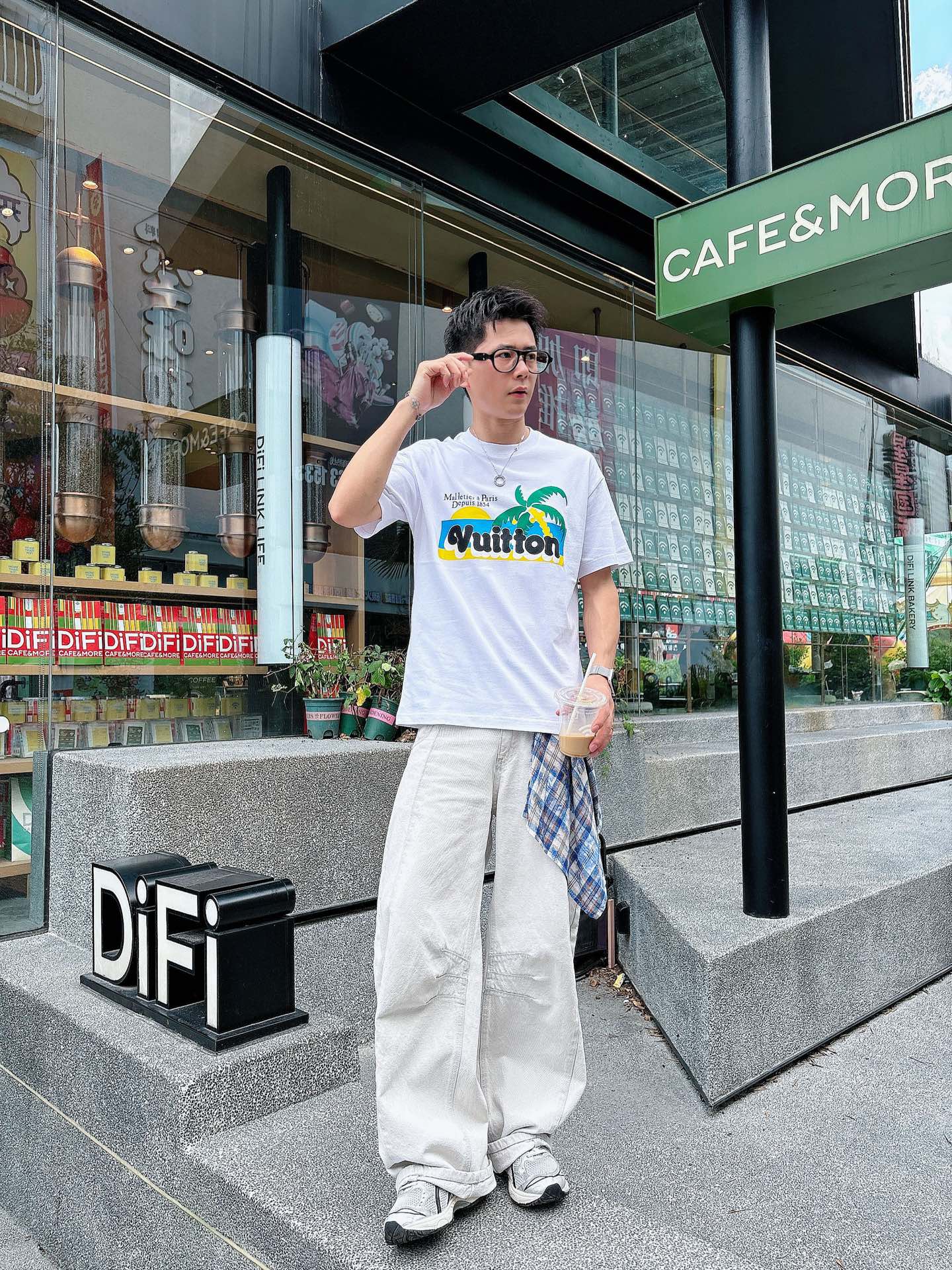  lv。春夏新款首发专柜最新款短袖圆领T恤 高端订制 设计前卫时尚！品牌logo重工艺设计 高端定制23