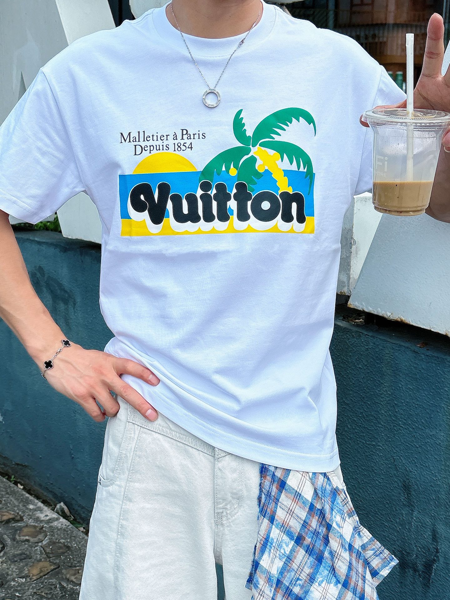  lv。春夏新款首发专柜最新款短袖圆领T恤 高端订制 设计前卫时尚！品牌logo重工艺设计 高端定制23