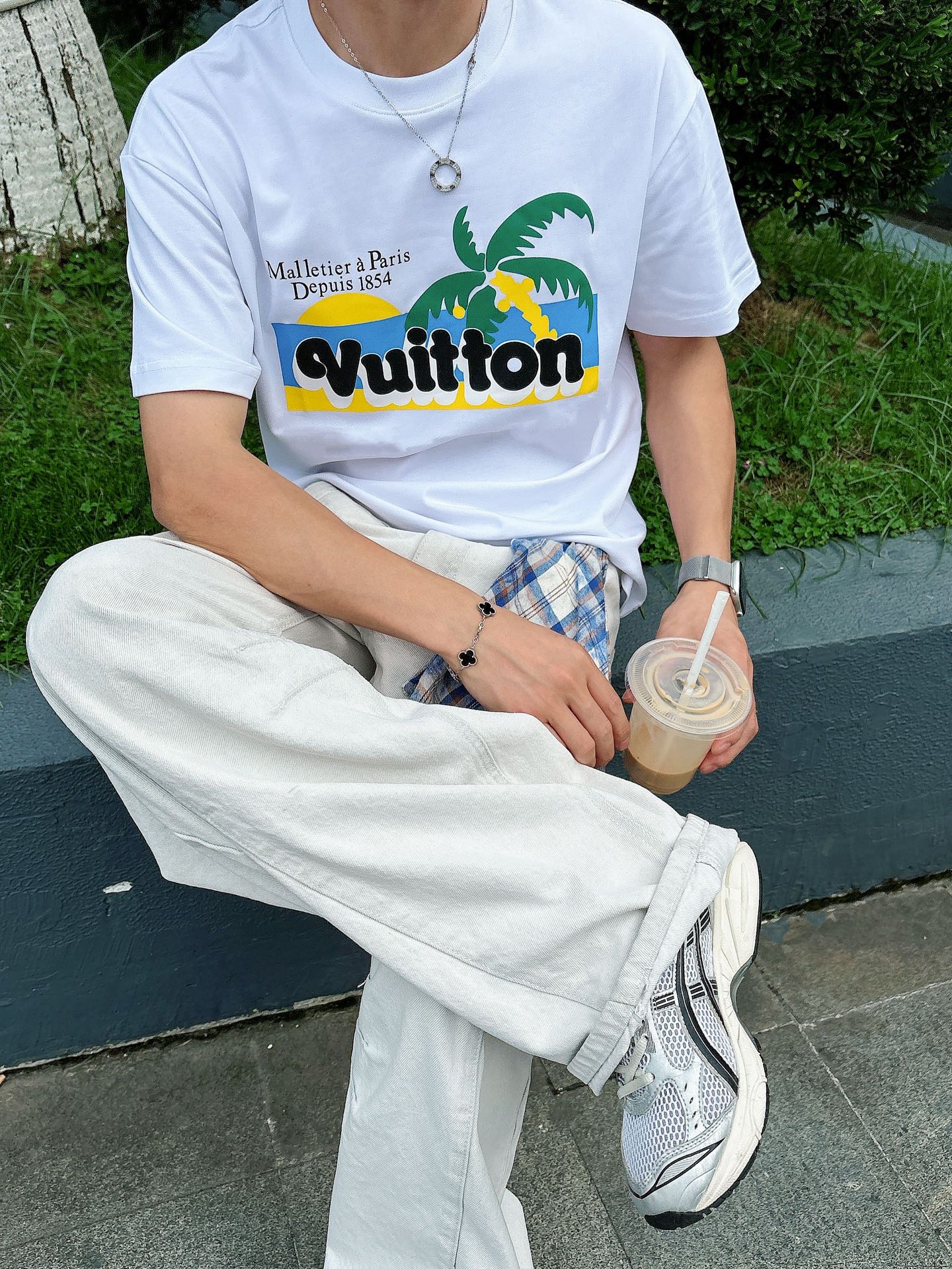  lv。春夏新款首发专柜最新款短袖圆领T恤 高端订制 设计前卫时尚！品牌logo重工艺设计 高端定制23