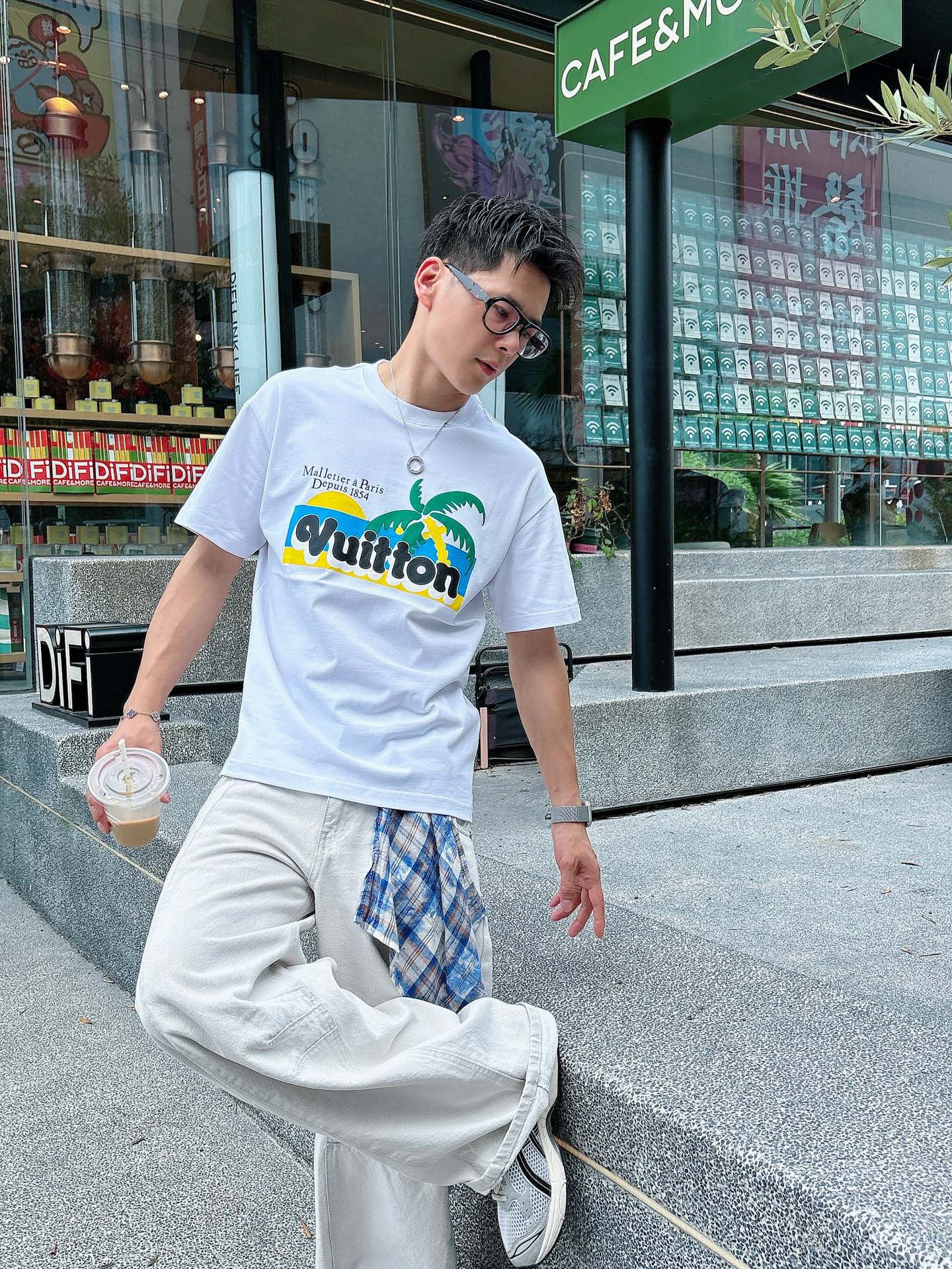  lv。春夏新款首发专柜最新款短袖圆领T恤 高端订制 设计前卫时尚！品牌logo重工艺设计 高端定制23