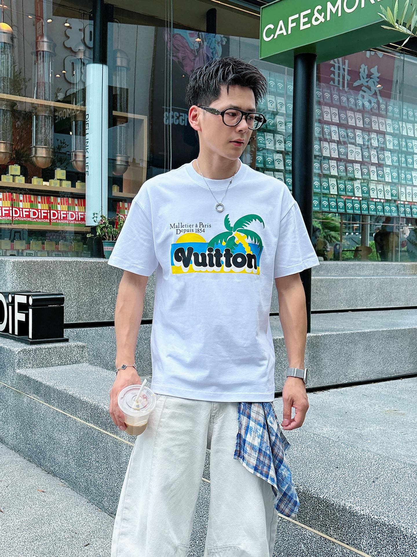  lv。春夏新款首发专柜最新款短袖圆领T恤 高端订制 设计前卫时尚！品牌logo重工艺设计 高端定制23