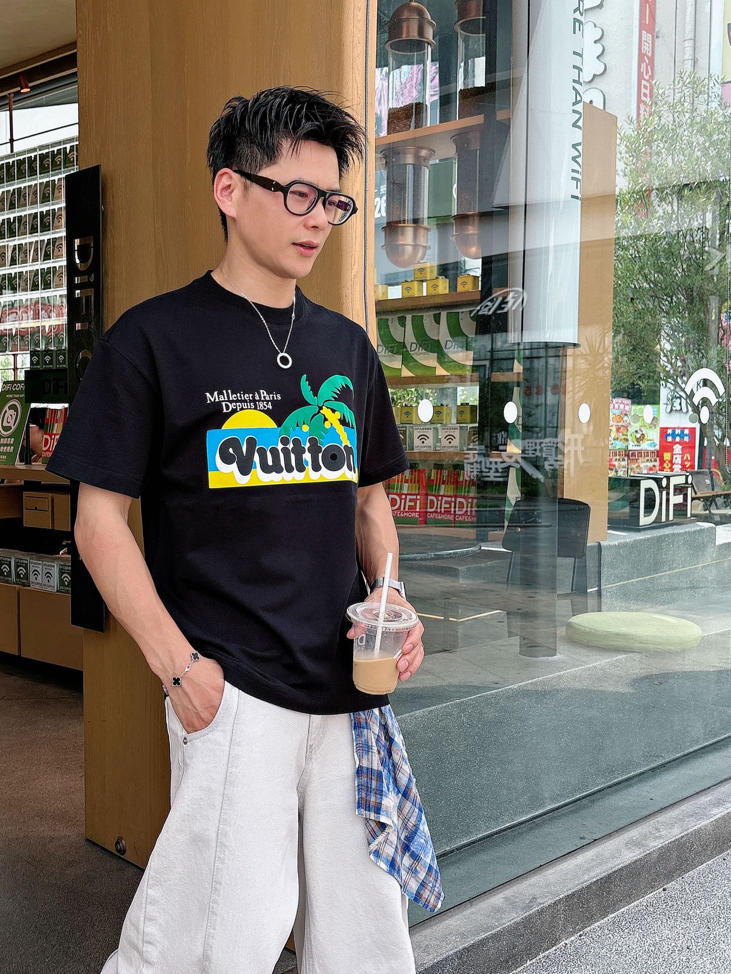  lv。春夏新款首发专柜最新款短袖圆领T恤 高端订制 设计前卫时尚！品牌logo重工艺设计 高端定制23