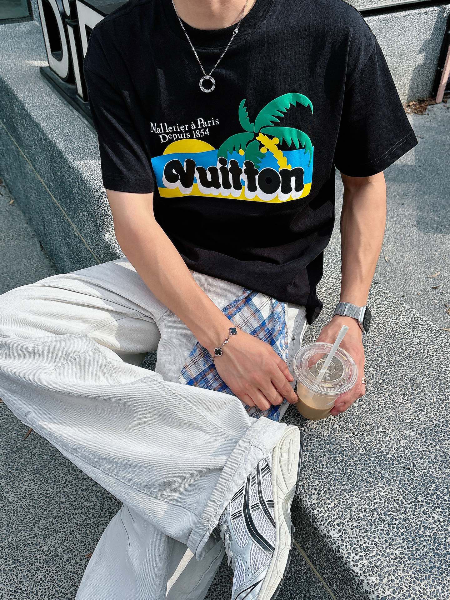  lv。春夏新款首发专柜最新款短袖圆领T恤 高端订制 设计前卫时尚！品牌logo重工艺设计 高端定制23