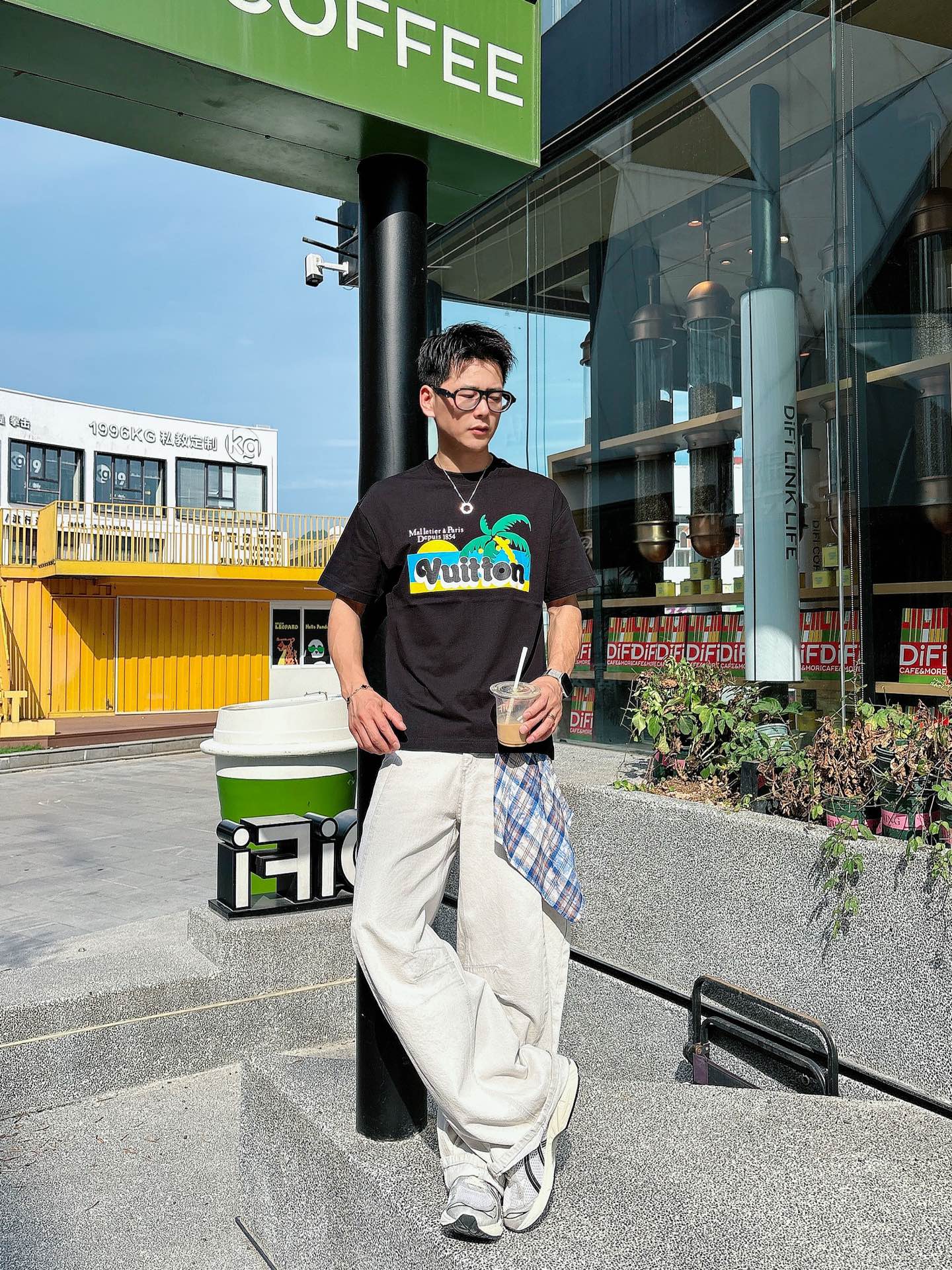  lv。春夏新款首发专柜最新款短袖圆领T恤 高端订制 设计前卫时尚！品牌logo重工艺设计 高端定制23