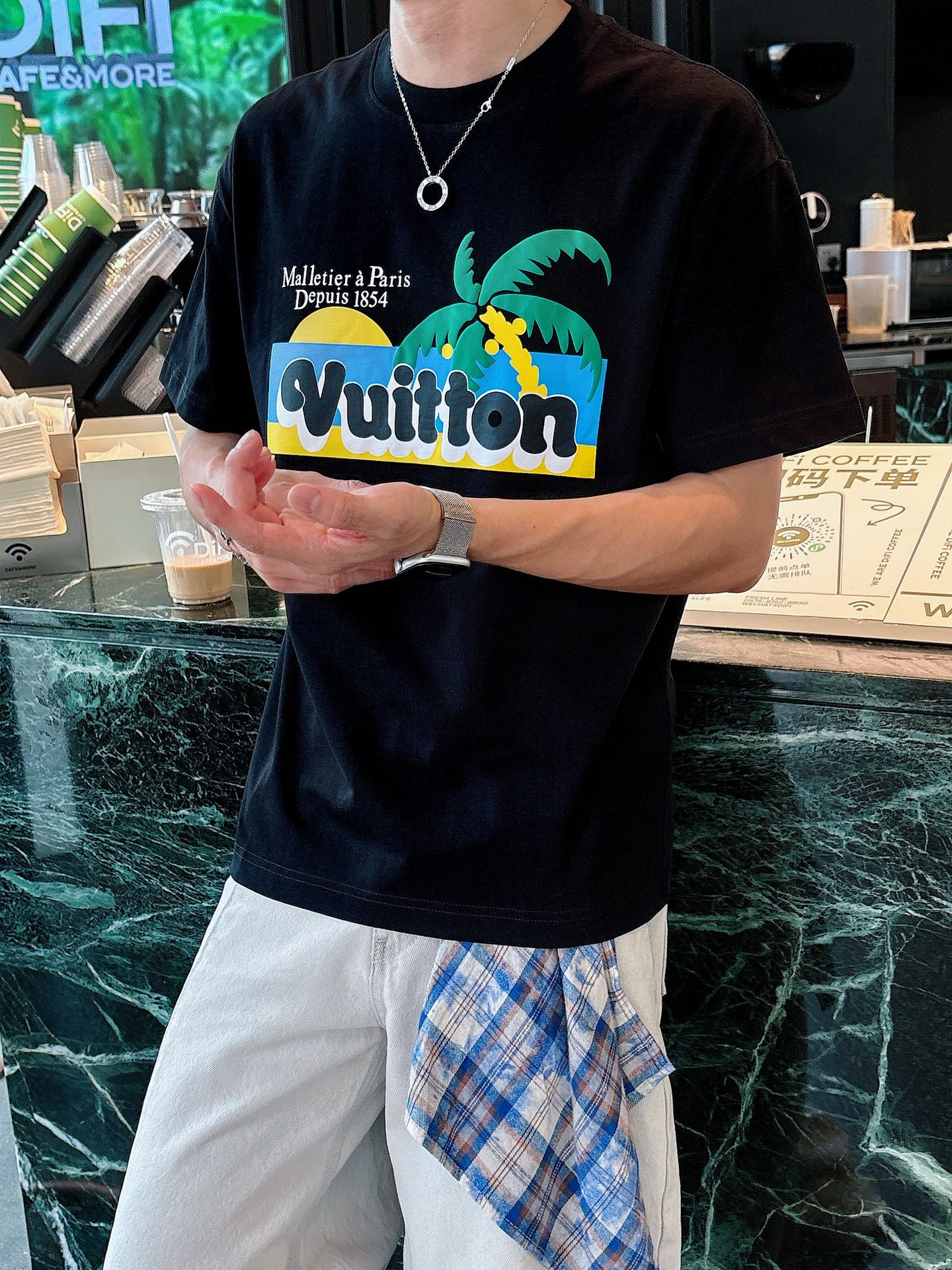  lv。春夏新款首发专柜最新款短袖圆领T恤 高端订制 设计前卫时尚！品牌logo重工艺设计 高端定制23