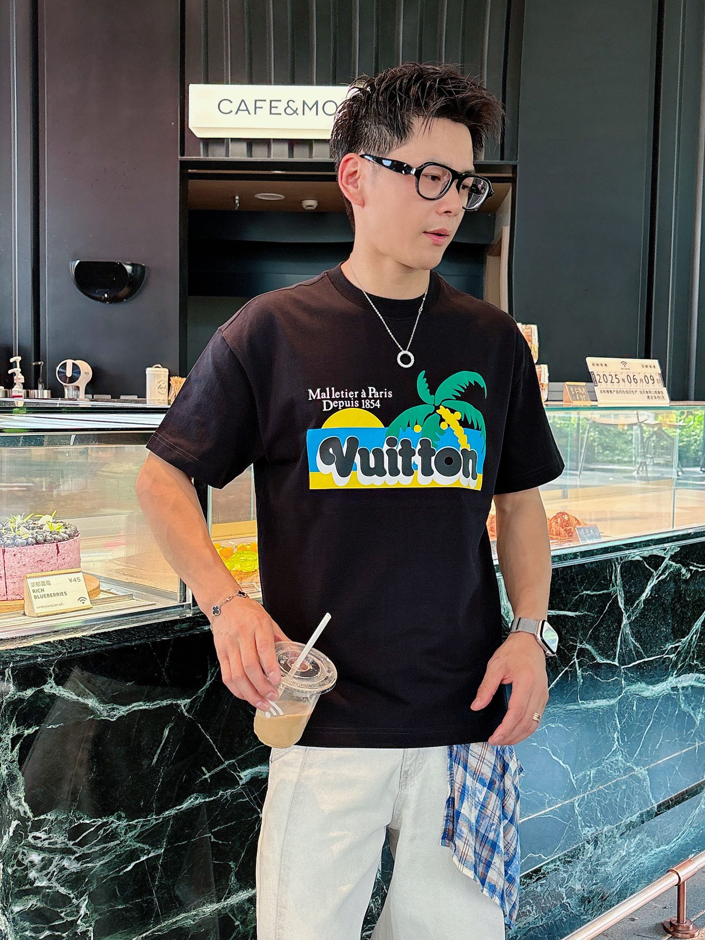  lv。春夏新款首发专柜最新款短袖圆领T恤 高端订制 设计前卫时尚！品牌logo重工艺设计 高端定制23