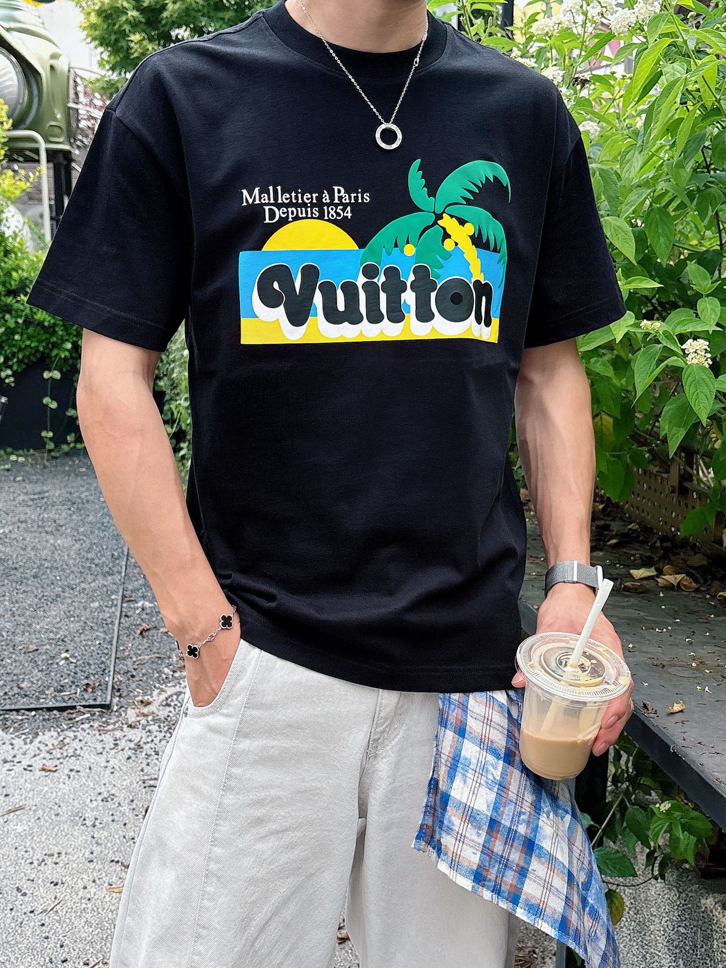  lv。春夏新款首发专柜最新款短袖圆领T恤 高端订制 设计前卫时尚！品牌logo重工艺设计 高端定制23