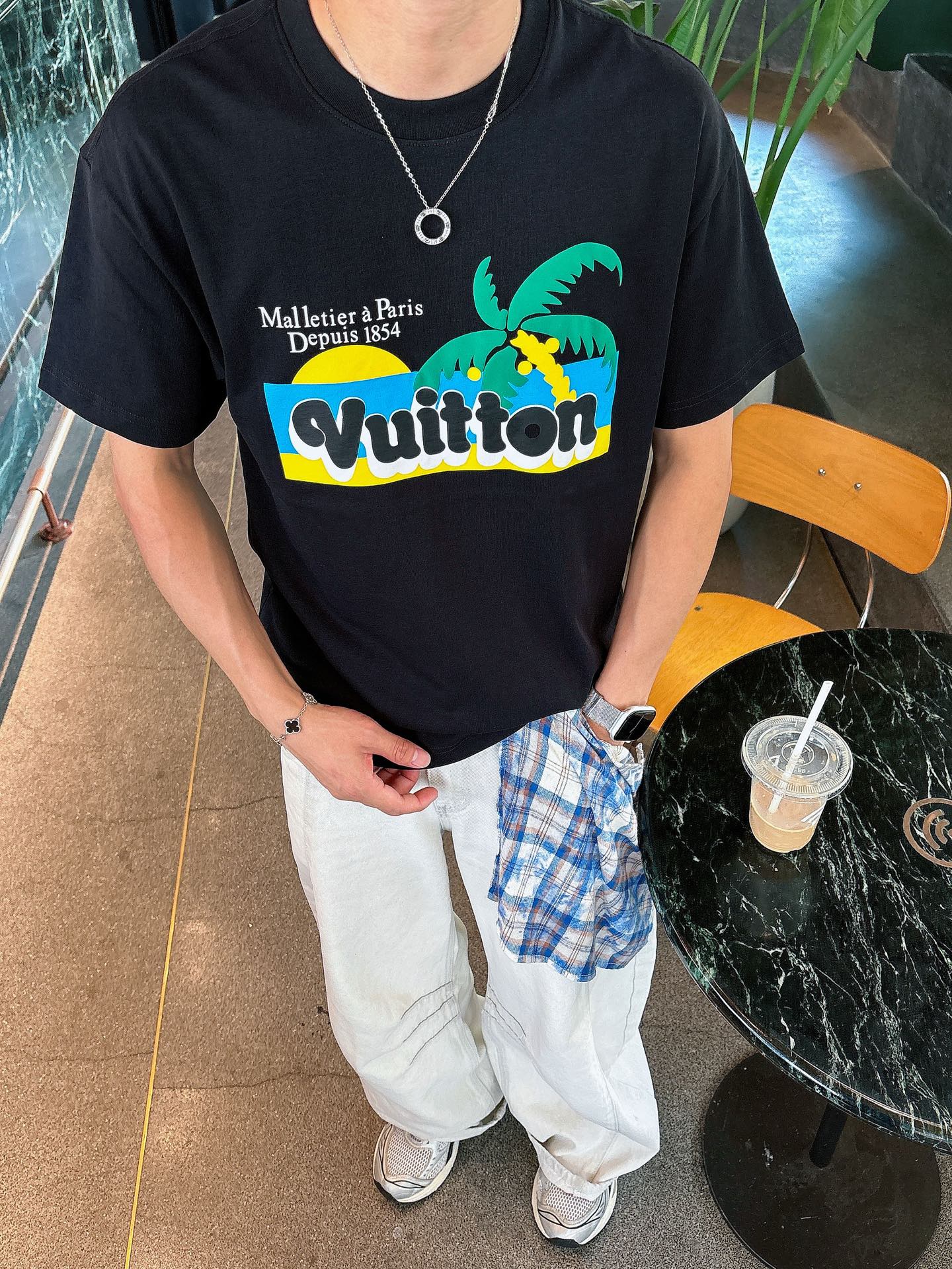  lv。春夏新款首发专柜最新款短袖圆领T恤 高端订制 设计前卫时尚！品牌logo重工艺设计 高端定制23