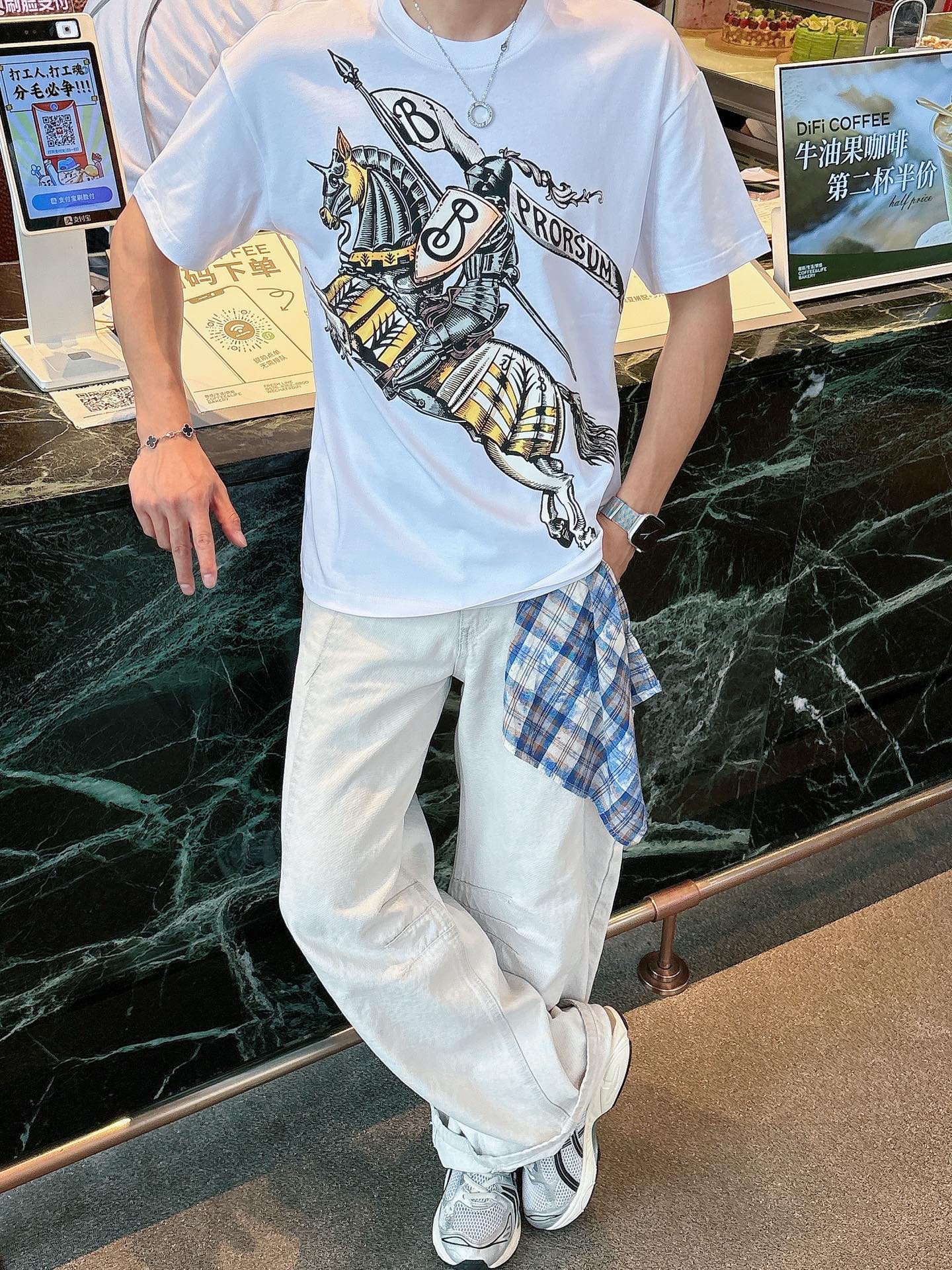  巴宝。春夏新款首发专柜最新款短袖圆领T恤 高端订制 设计前卫时尚！品牌logo重工艺设计 高端定制23