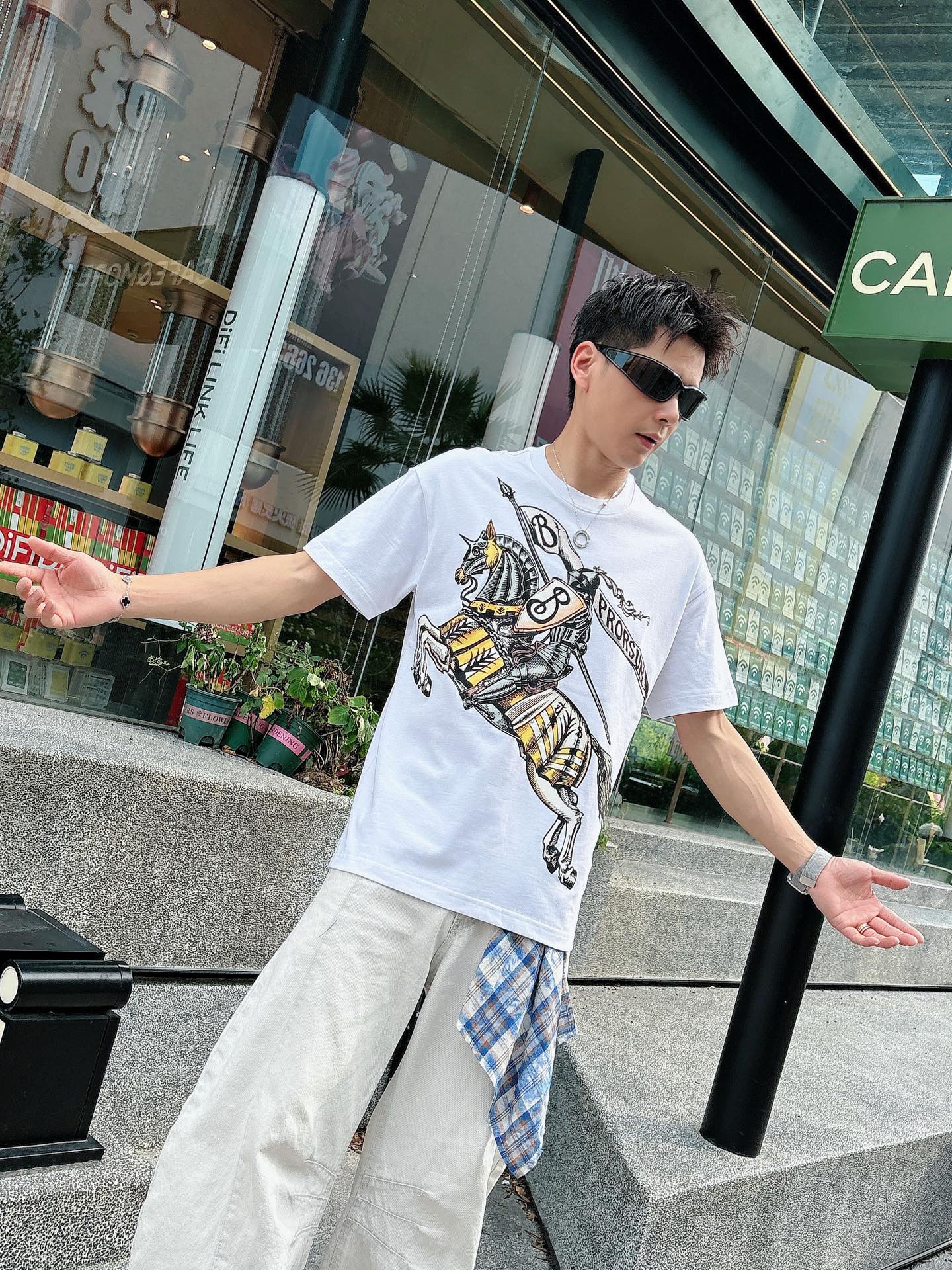  巴宝。春夏新款首发专柜最新款短袖圆领T恤 高端订制 设计前卫时尚！品牌logo重工艺设计 高端定制23