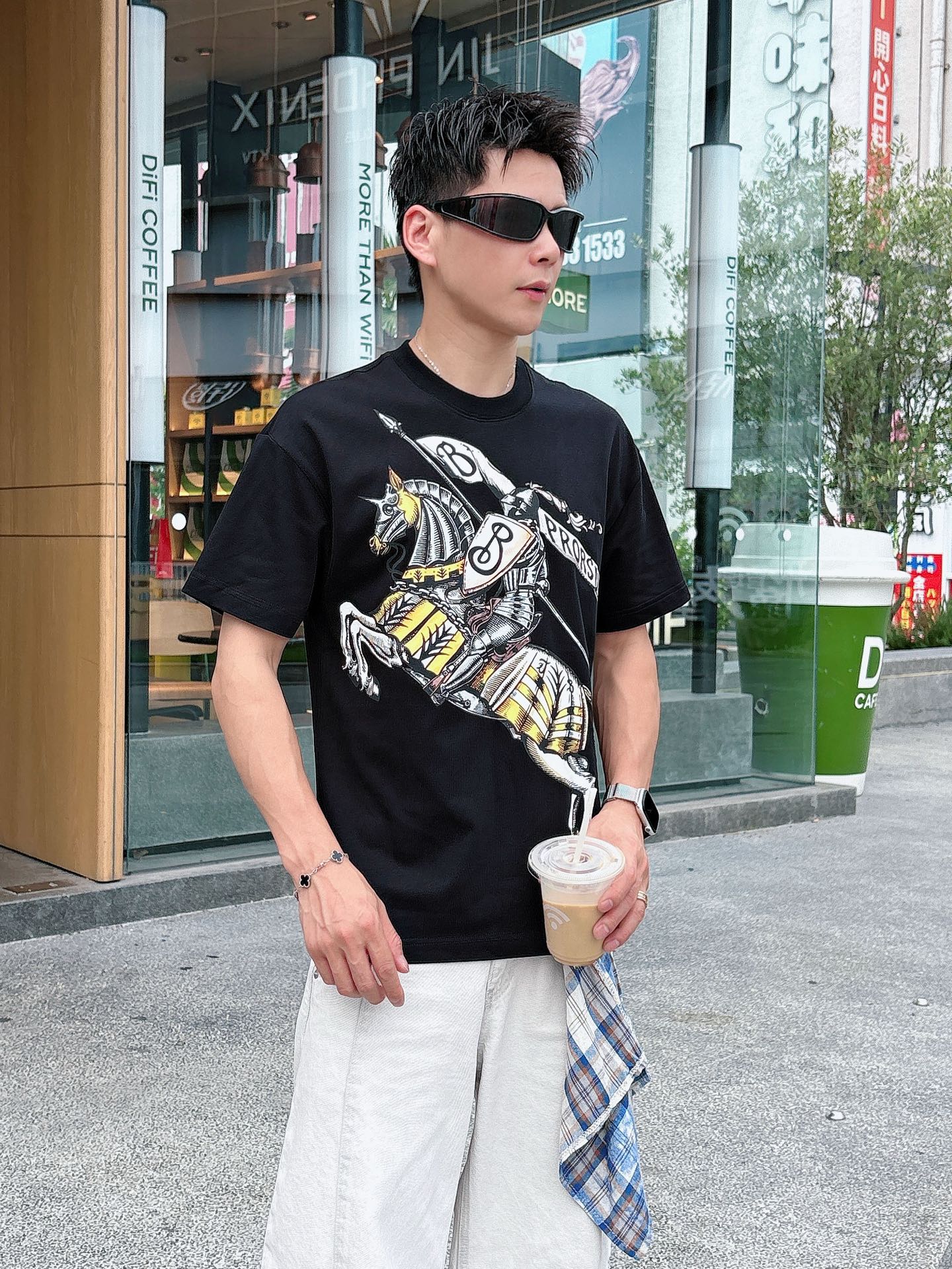  巴宝。春夏新款首发专柜最新款短袖圆领T恤 高端订制 设计前卫时尚！品牌logo重工艺设计 高端定制23