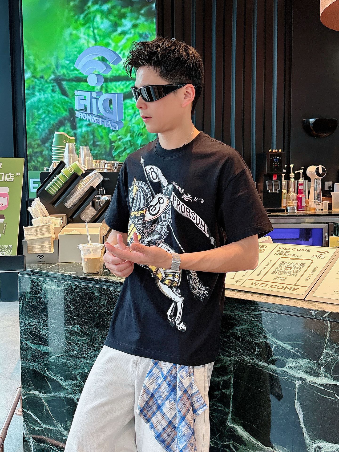  巴宝。春夏新款首发专柜最新款短袖圆领T恤 高端订制 设计前卫时尚！品牌logo重工艺设计 高端定制23