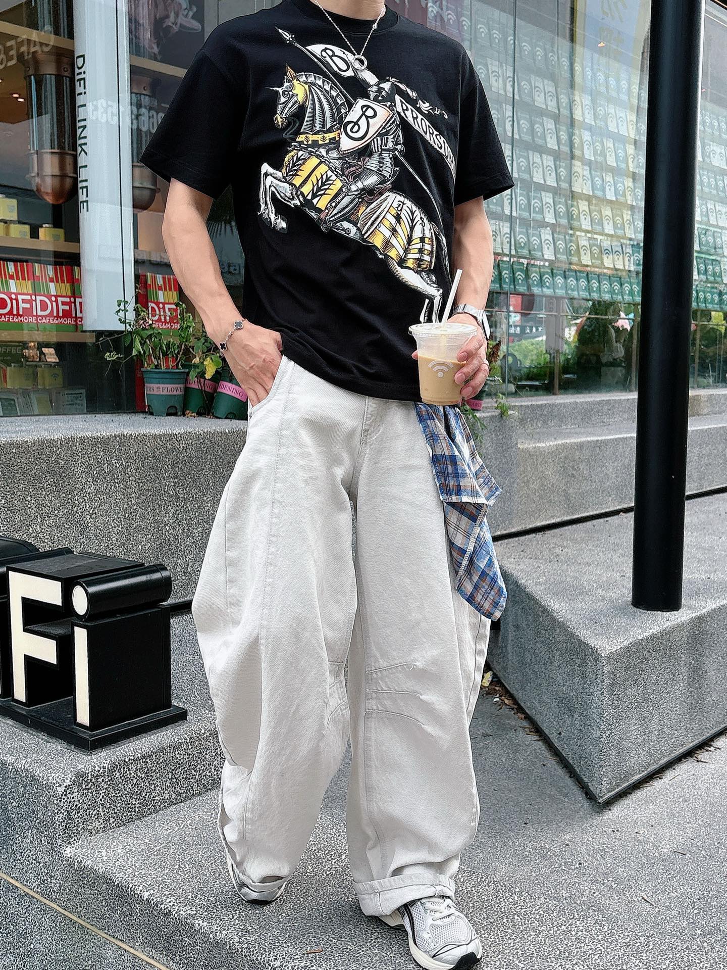  巴宝。春夏新款首发专柜最新款短袖圆领T恤 高端订制 设计前卫时尚！品牌logo重工艺设计 高端定制23