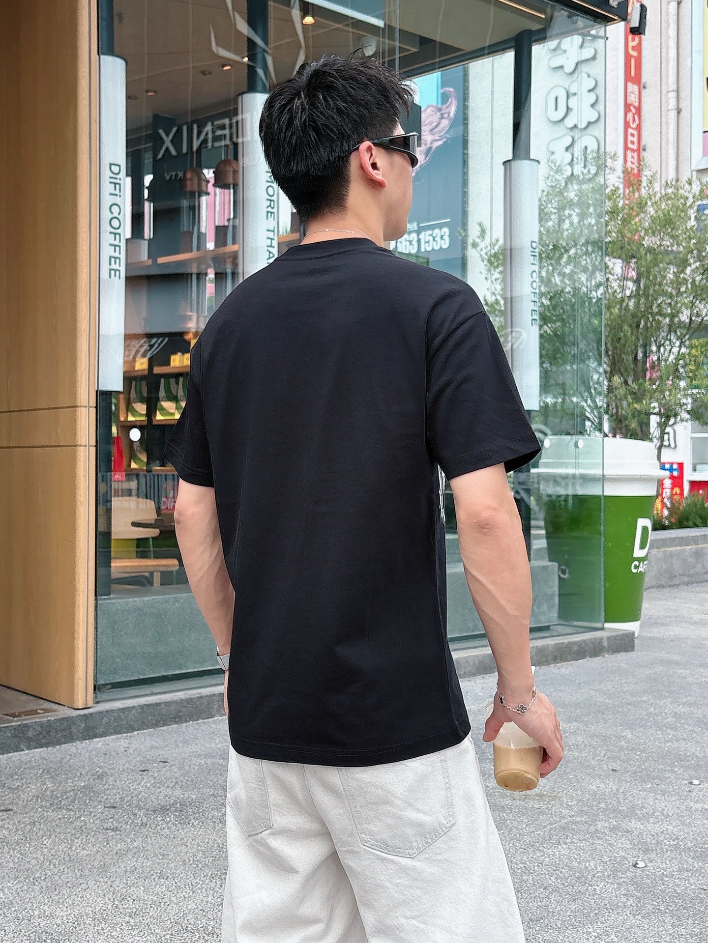  巴宝。春夏新款首发专柜最新款短袖圆领T恤 高端订制 设计前卫时尚！品牌logo重工艺设计 高端定制23