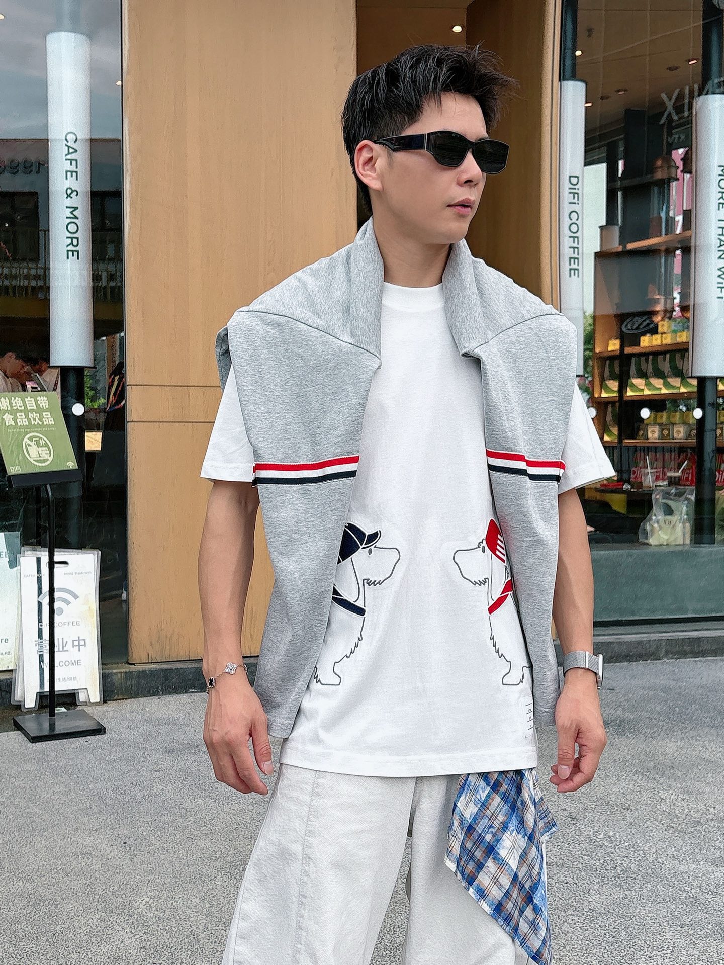  TB。春夏新款首发专柜最新款短袖圆领T恤 高端订制 设计前卫时尚！品牌logo重工艺设计 高端定制23