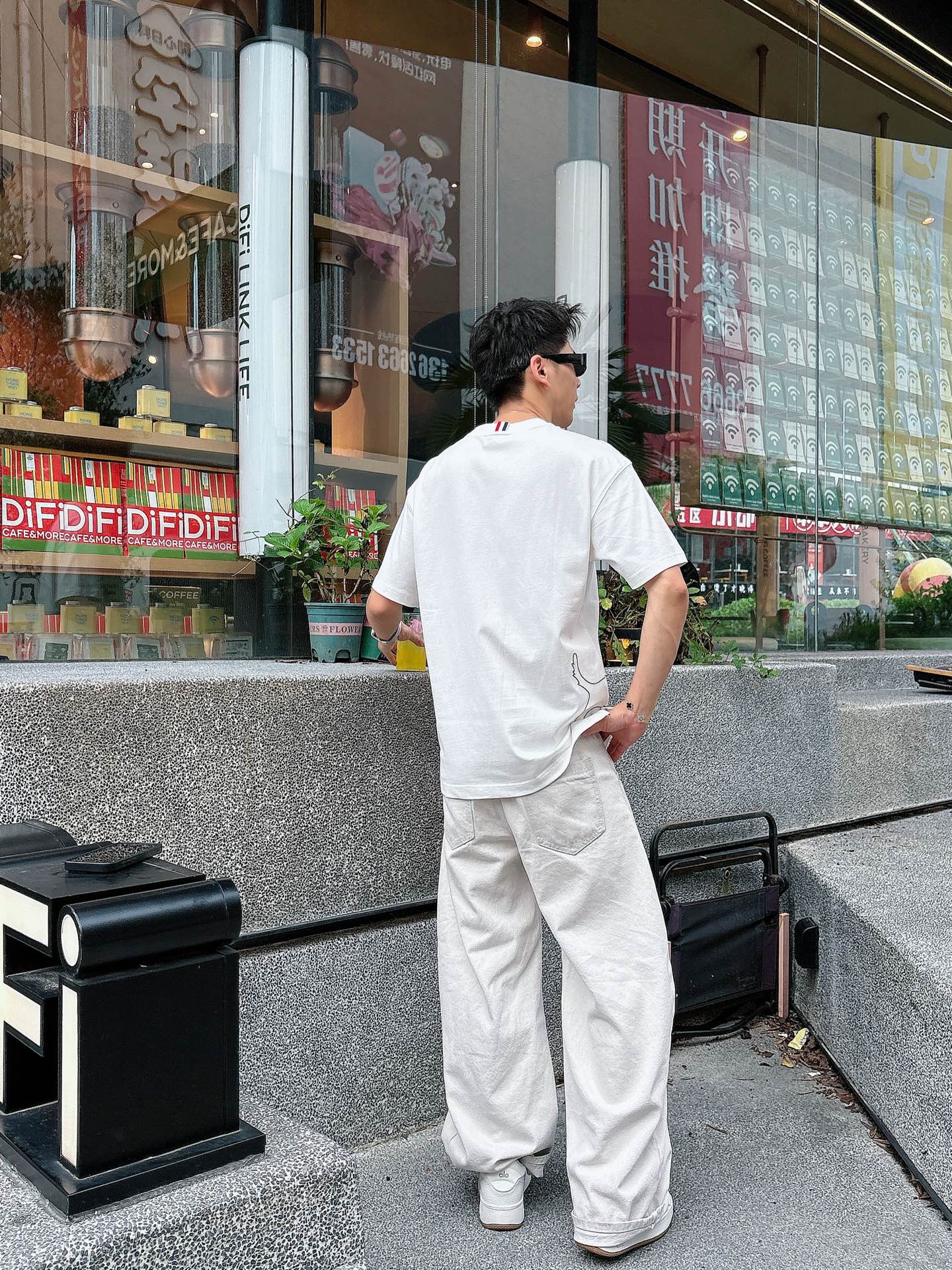  TB。春夏新款首发专柜最新款短袖圆领T恤 高端订制 设计前卫时尚！品牌logo重工艺设计 高端定制23