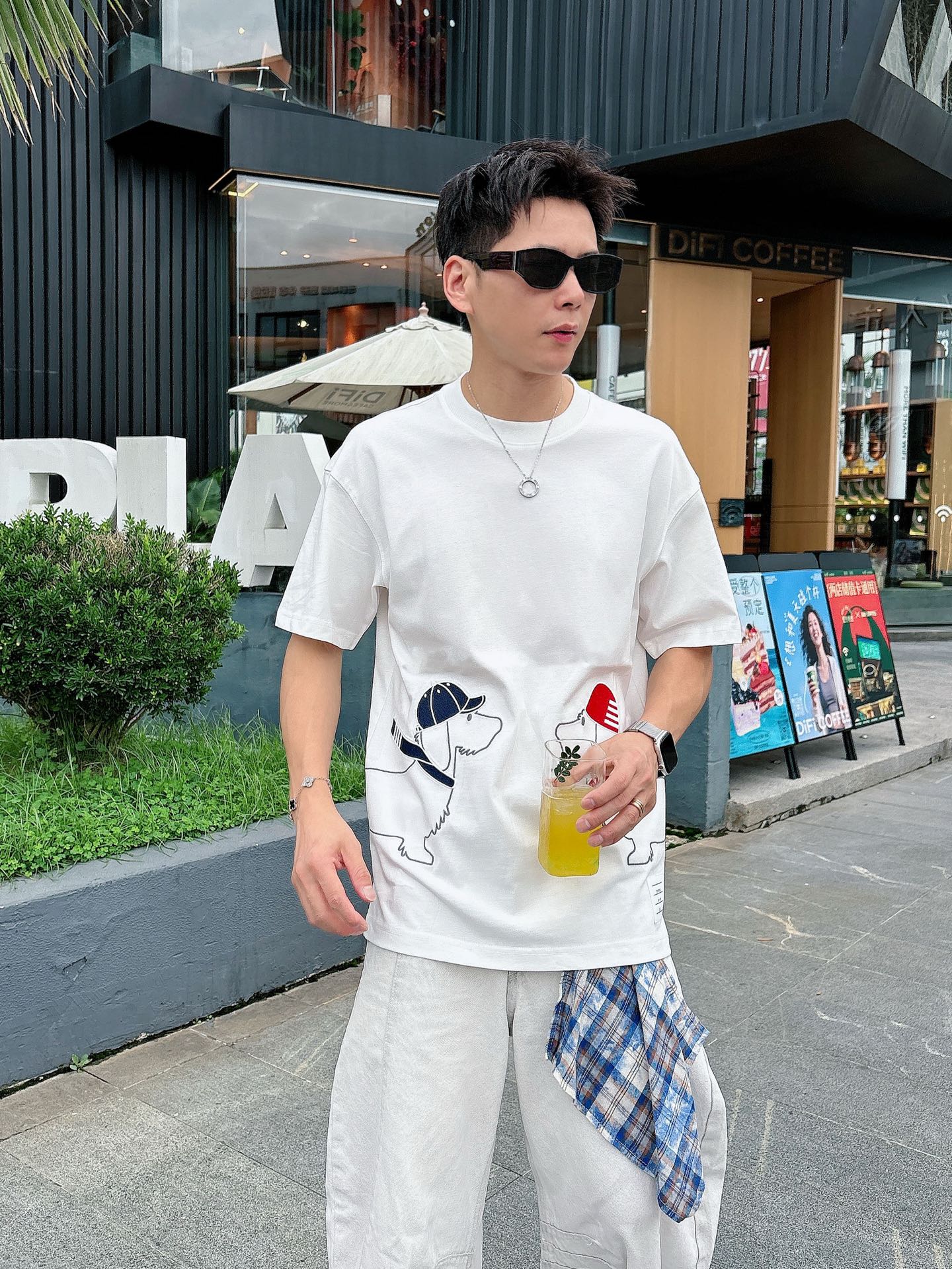  TB。春夏新款首发专柜最新款短袖圆领T恤 高端订制 设计前卫时尚！品牌logo重工艺设计 高端定制23