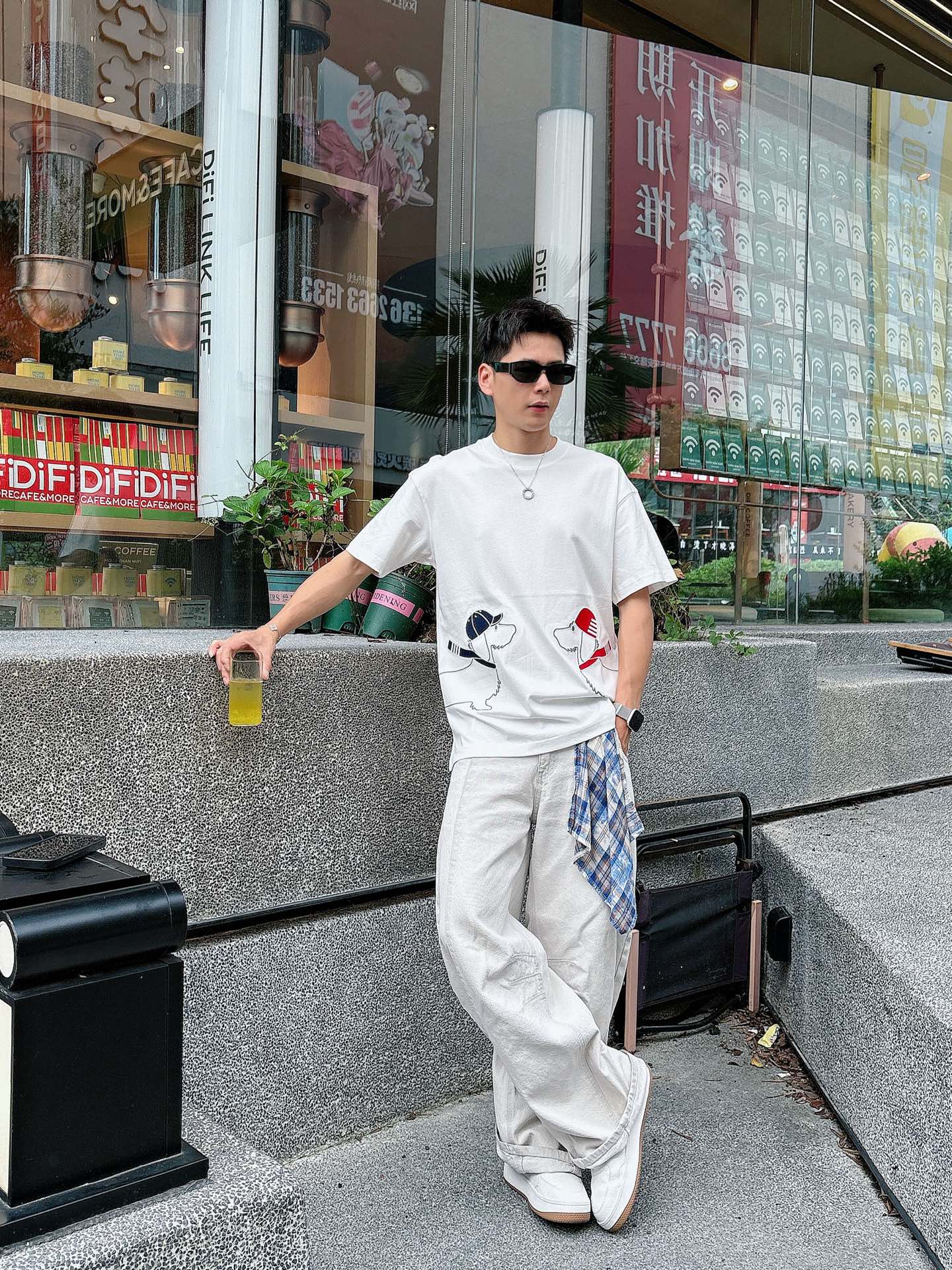  TB。春夏新款首发专柜最新款短袖圆领T恤 高端订制 设计前卫时尚！品牌logo重工艺设计 高端定制23