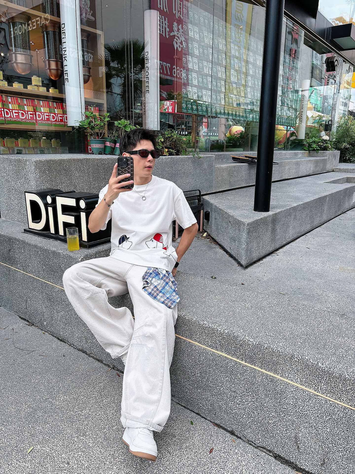  TB。春夏新款首发专柜最新款短袖圆领T恤 高端订制 设计前卫时尚！品牌logo重工艺设计 高端定制23