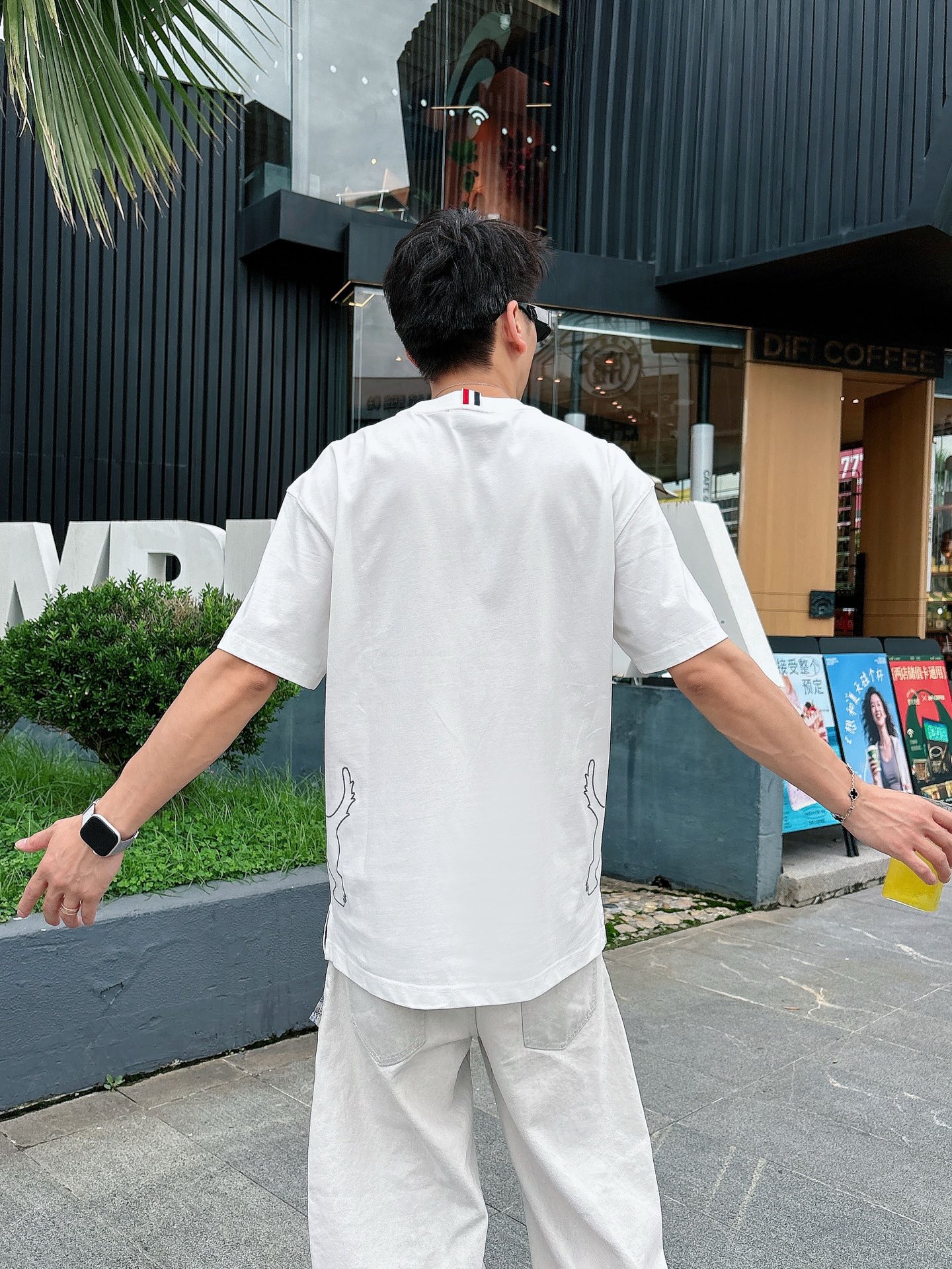  TB。春夏新款首发专柜最新款短袖圆领T恤 高端订制 设计前卫时尚！品牌logo重工艺设计 高端定制23