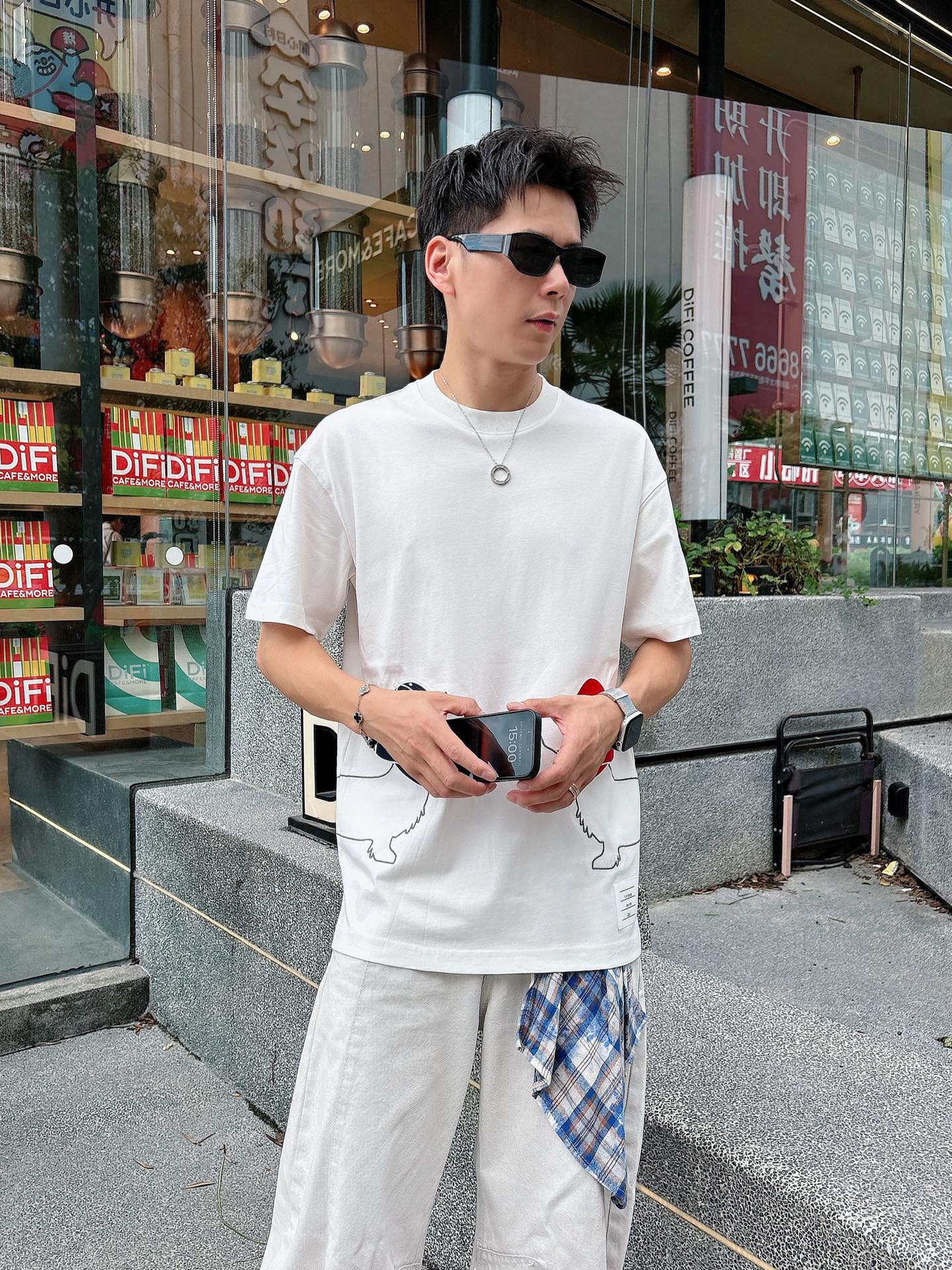  TB。春夏新款首发专柜最新款短袖圆领T恤 高端订制 设计前卫时尚！品牌logo重工艺设计 高端定制23