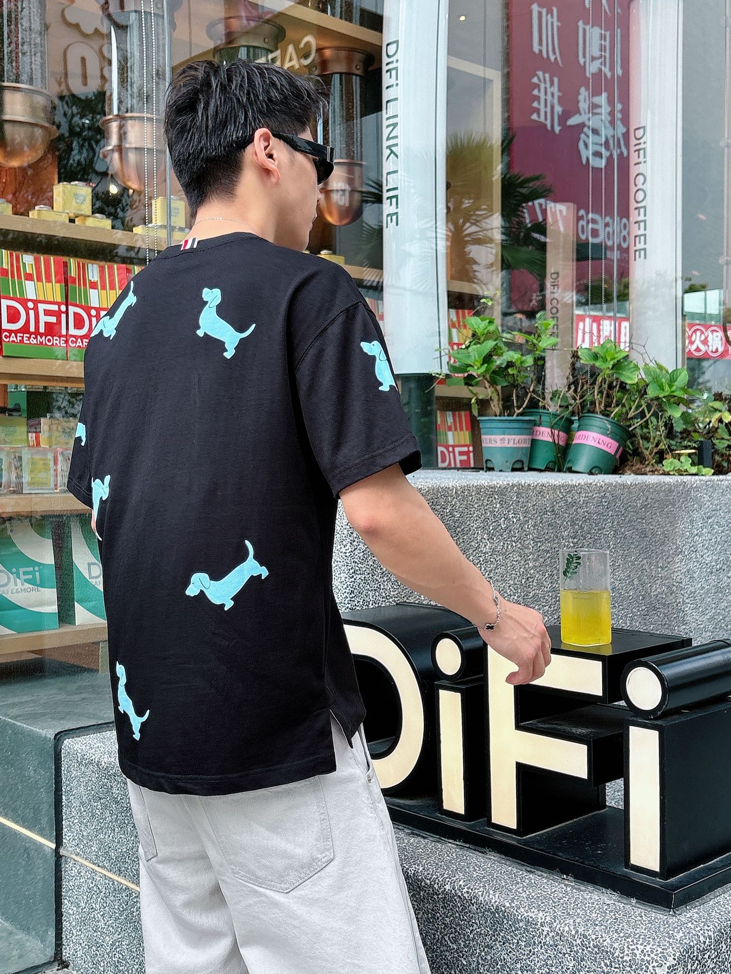 TB。春夏新款首发专柜最新款短袖圆领T恤 高端订制 设计前卫时尚！品牌logo重工艺设计 高端定制230