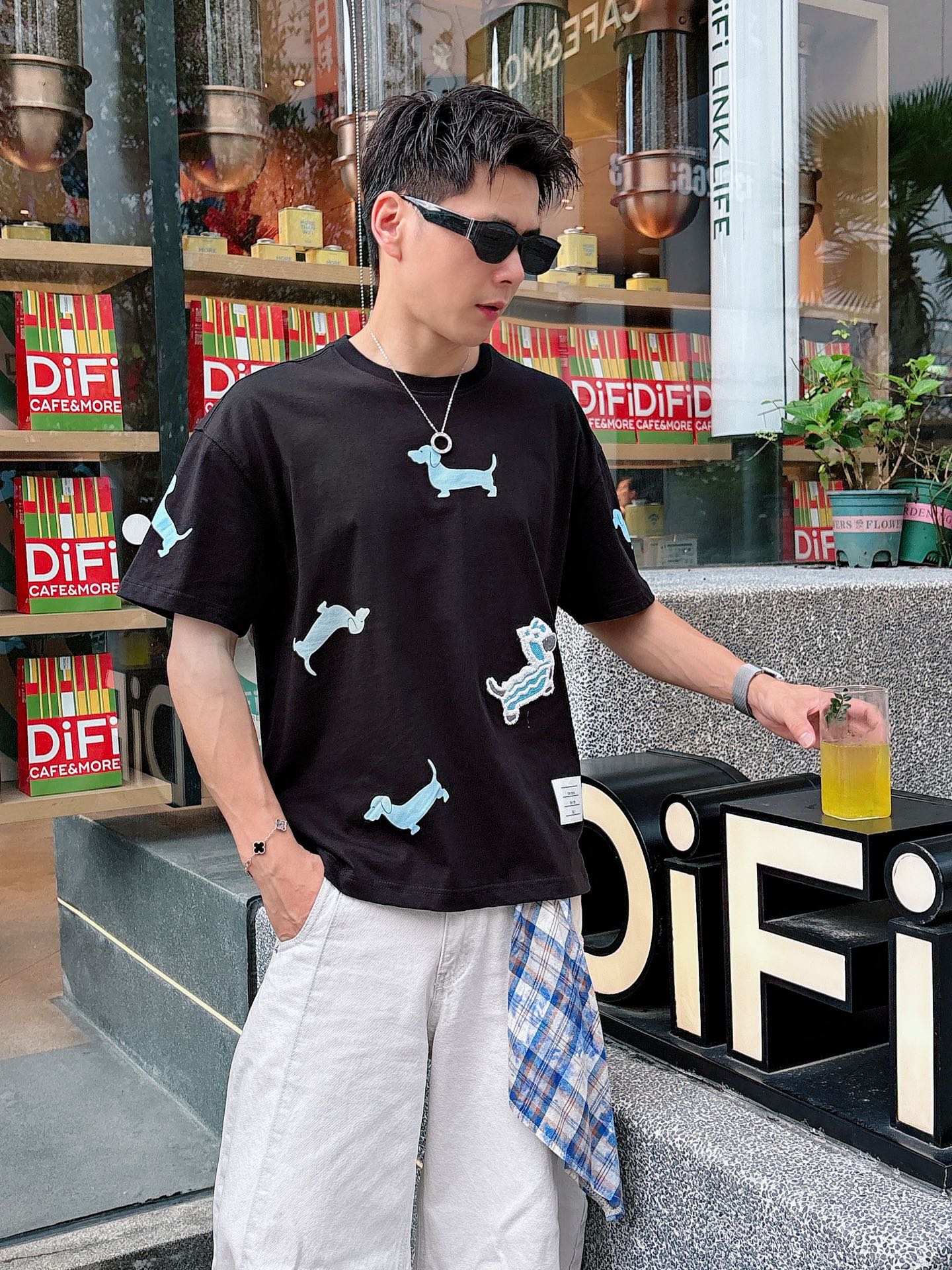 TB。春夏新款首发专柜最新款短袖圆领T恤 高端订制 设计前卫时尚！品牌logo重工艺设计 高端定制230