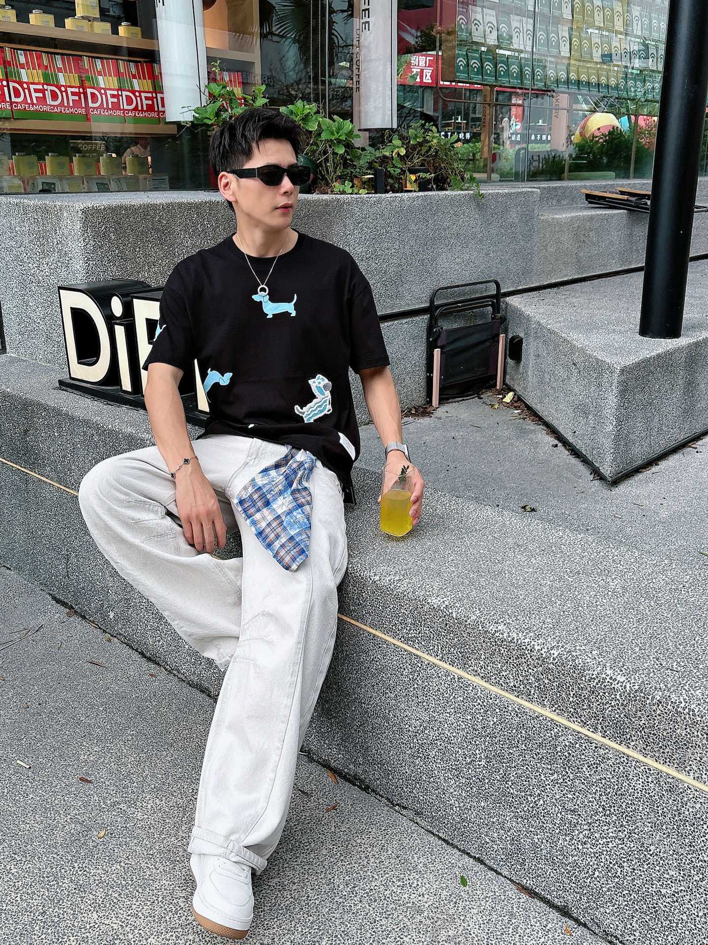 TB。春夏新款首发专柜最新款短袖圆领T恤 高端订制 设计前卫时尚！品牌logo重工艺设计 高端定制230