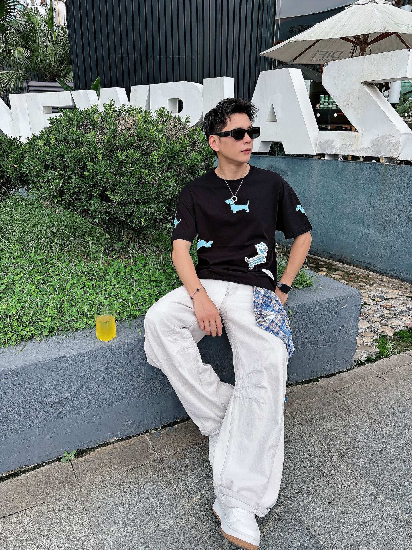 TB。春夏新款首发专柜最新款短袖圆领T恤 高端订制 设计前卫时尚！品牌logo重工艺设计 高端定制230