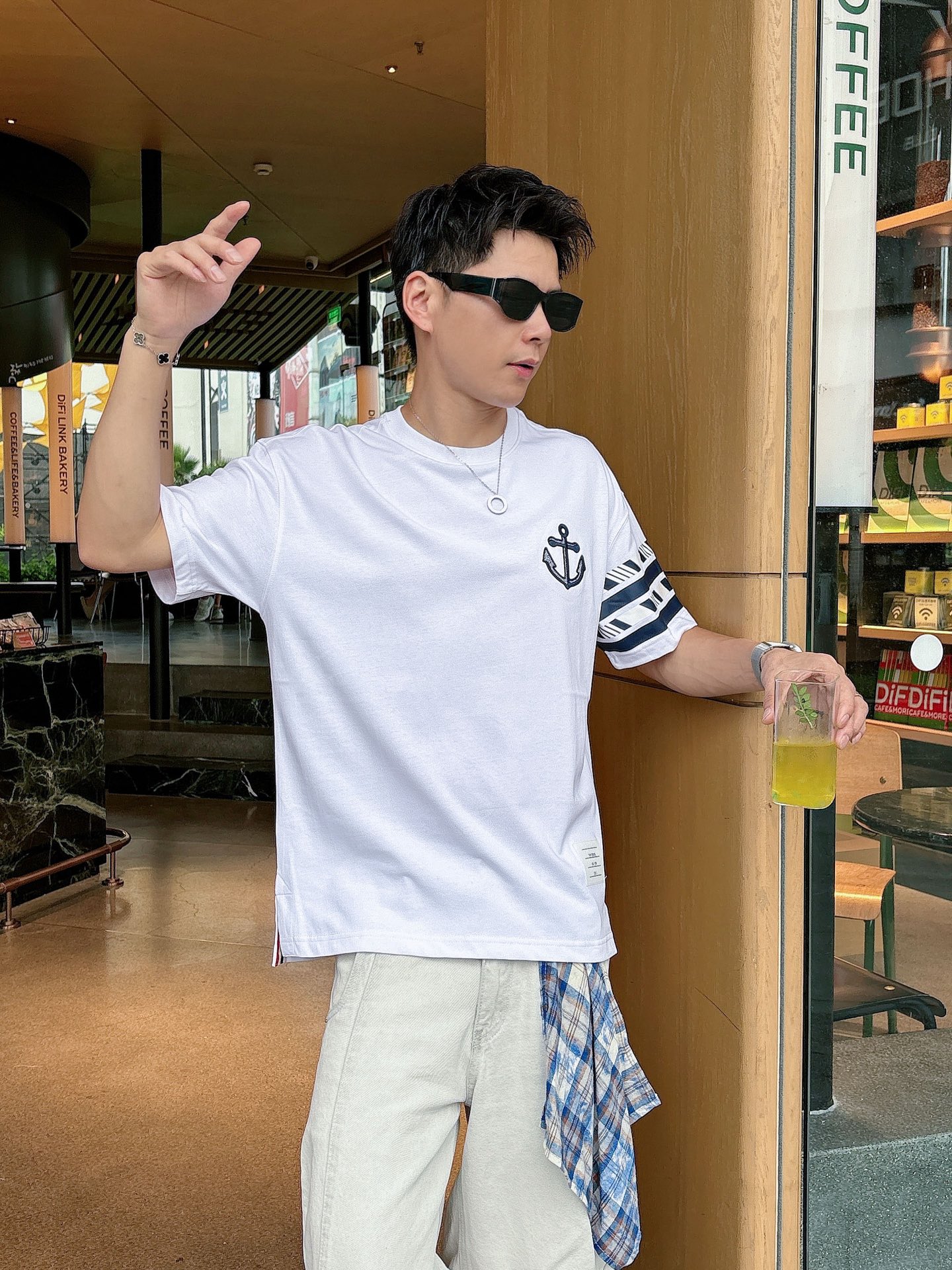  TB。春夏新款首发专柜最新款短袖圆领T恤 高端订制 设计前卫时尚！品牌logo重工艺设计 高端定制23