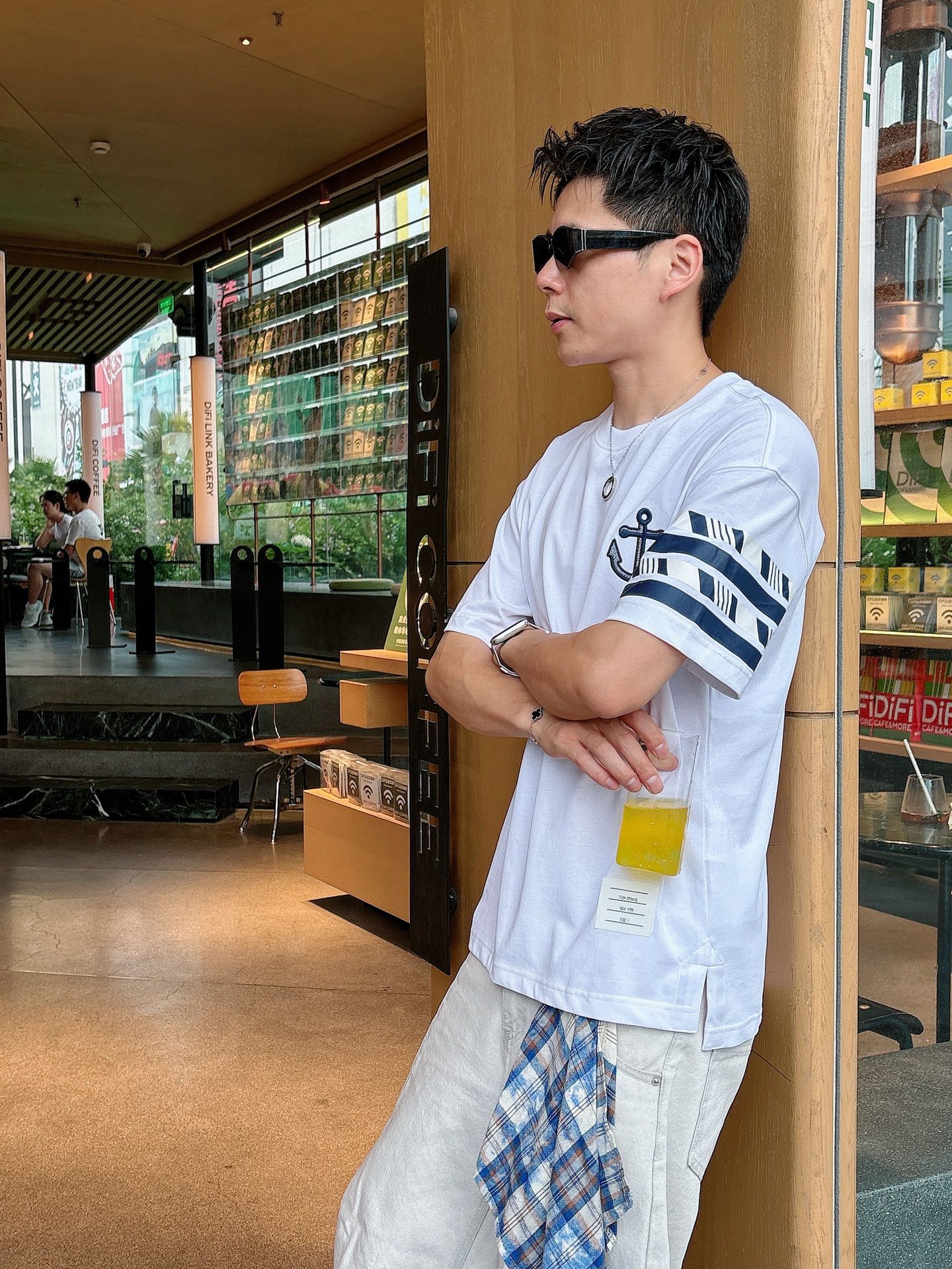  TB。春夏新款首发专柜最新款短袖圆领T恤 高端订制 设计前卫时尚！品牌logo重工艺设计 高端定制23