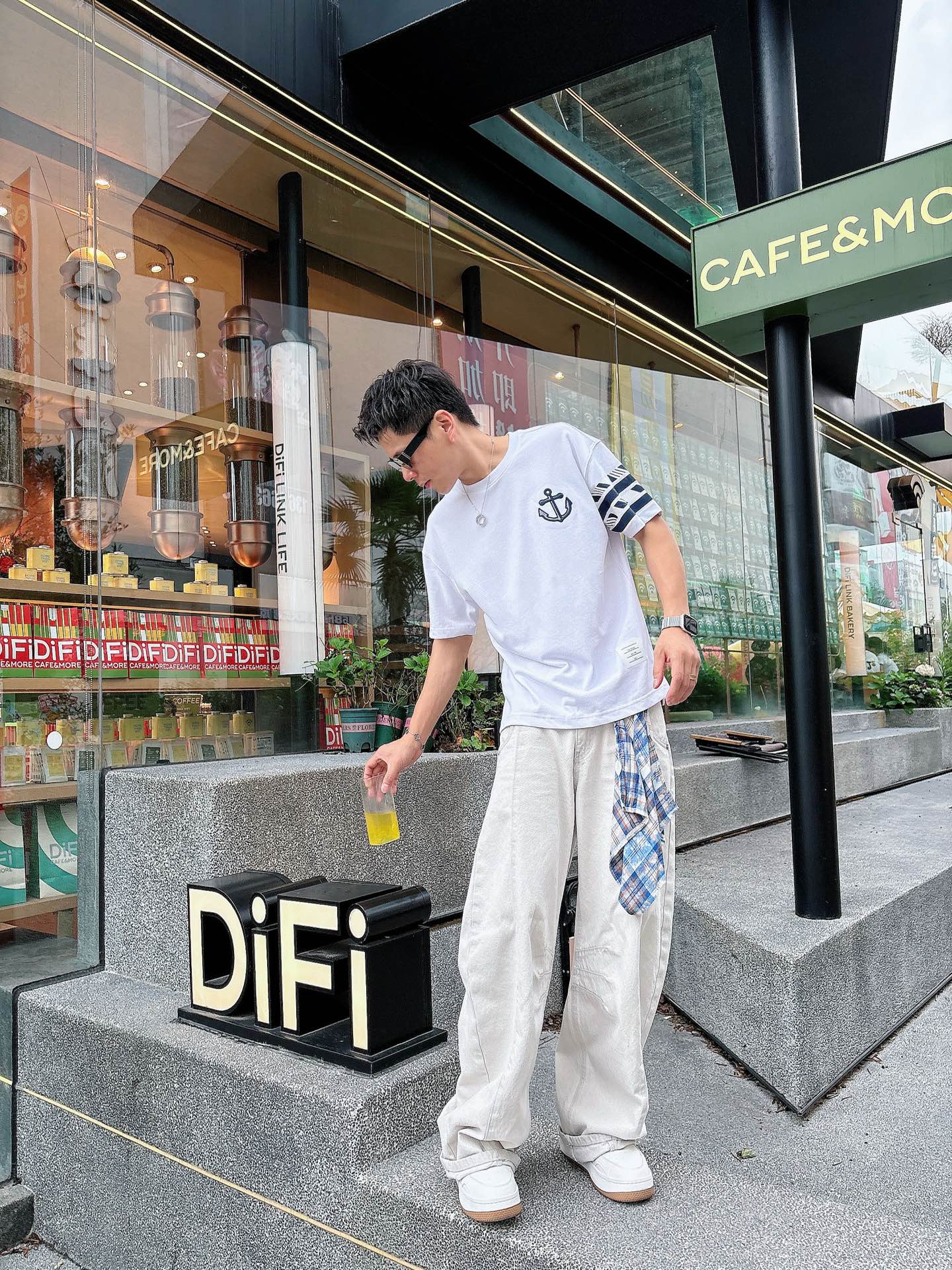  TB。春夏新款首发专柜最新款短袖圆领T恤 高端订制 设计前卫时尚！品牌logo重工艺设计 高端定制23