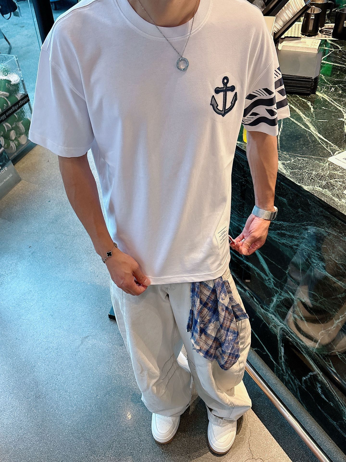  TB。春夏新款首发专柜最新款短袖圆领T恤 高端订制 设计前卫时尚！品牌logo重工艺设计 高端定制23