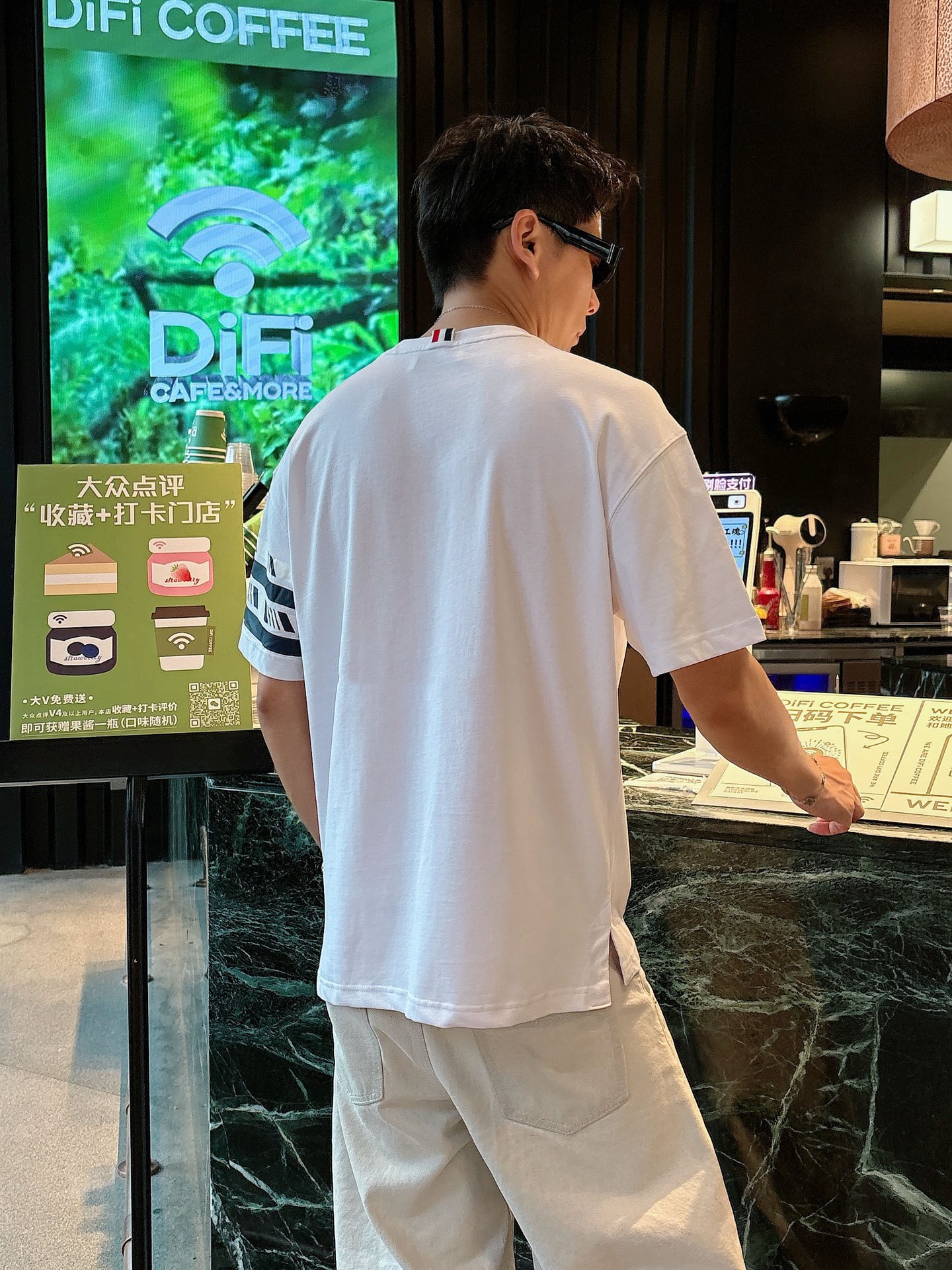  TB。春夏新款首发专柜最新款短袖圆领T恤 高端订制 设计前卫时尚！品牌logo重工艺设计 高端定制23