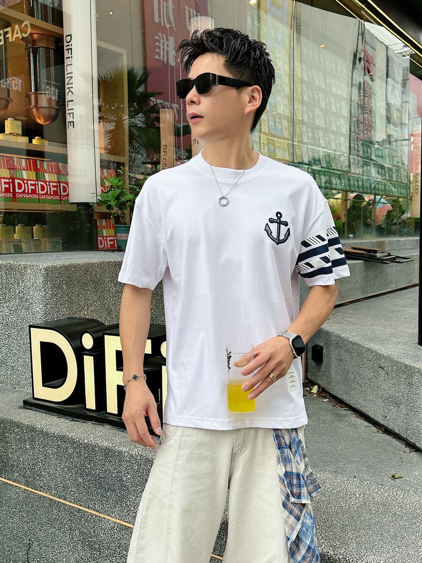  TB。春夏新款首发专柜最新款短袖圆领T恤 高端订制 设计前卫时尚！品牌logo重工艺设计 高端定制23