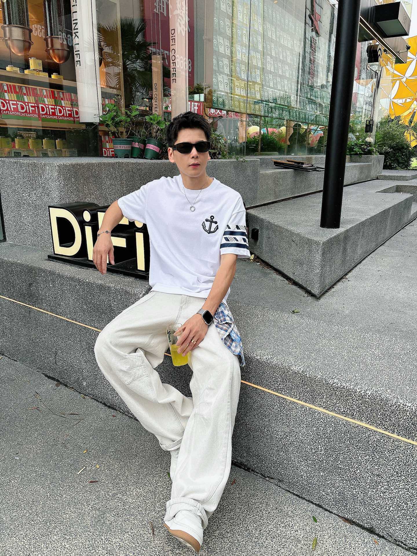  TB。春夏新款首发专柜最新款短袖圆领T恤 高端订制 设计前卫时尚！品牌logo重工艺设计 高端定制23