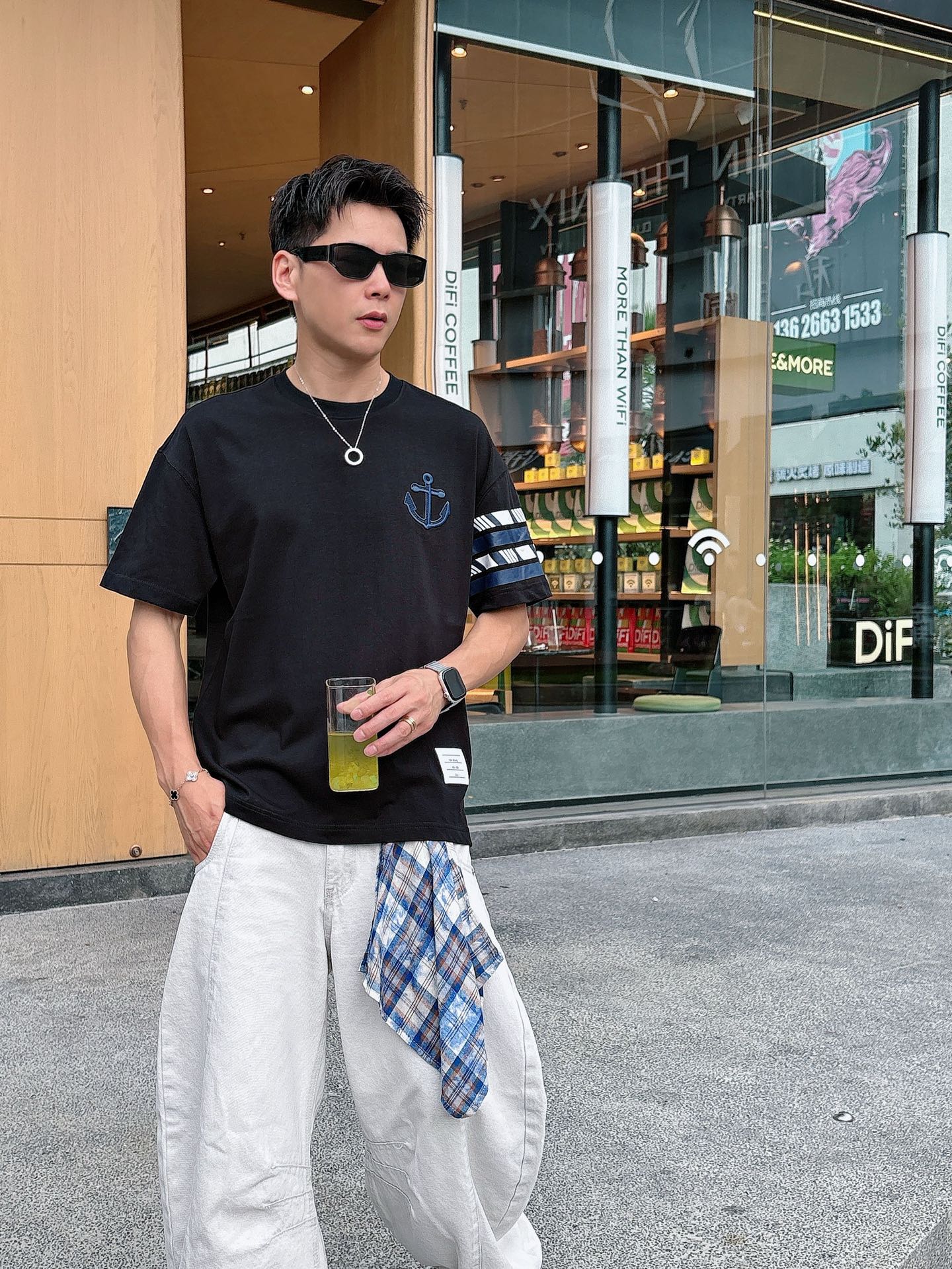  TB。春夏新款首发专柜最新款短袖圆领T恤 高端订制 设计前卫时尚！品牌logo重工艺设计 高端定制23