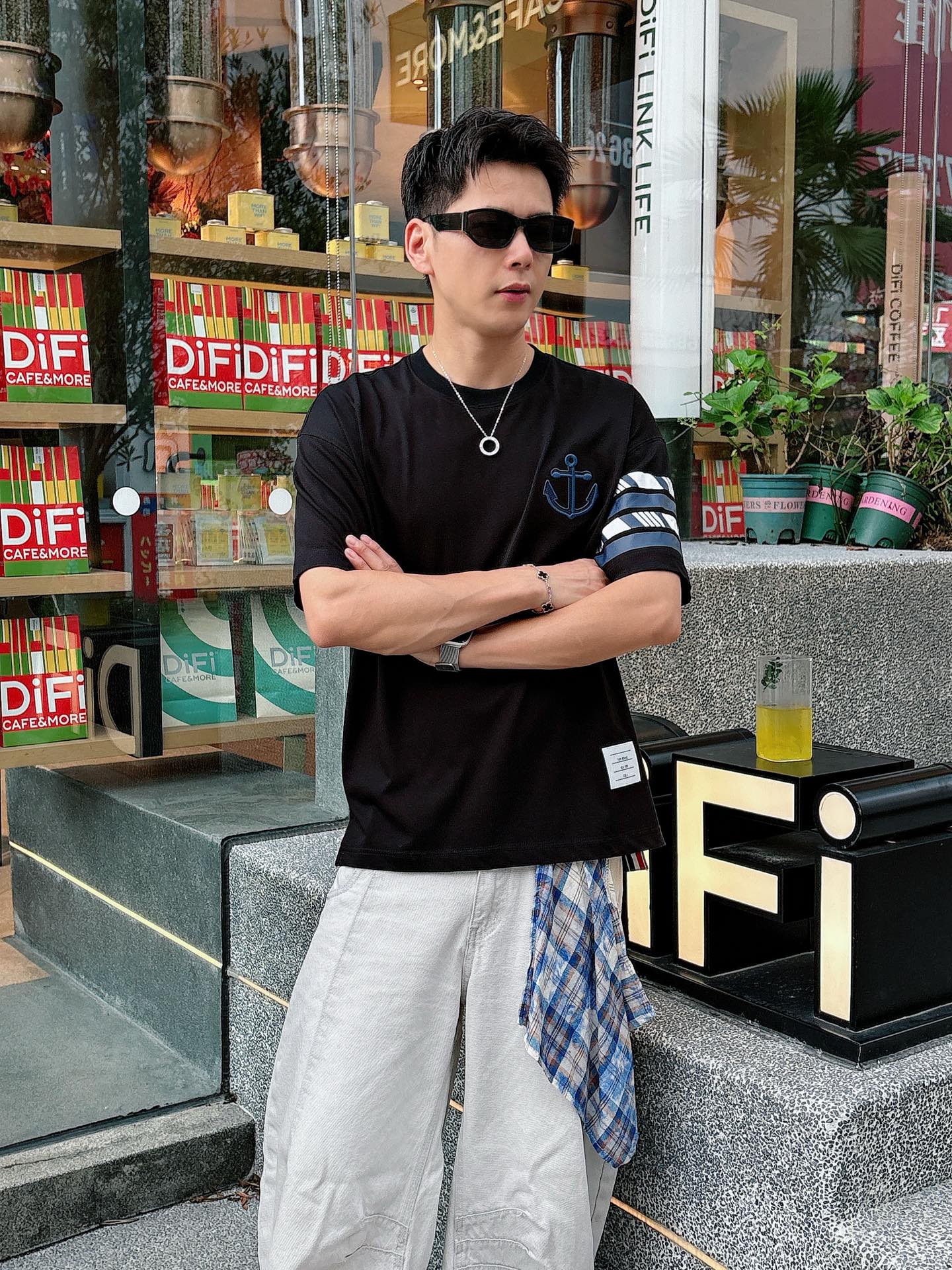  TB。春夏新款首发专柜最新款短袖圆领T恤 高端订制 设计前卫时尚！品牌logo重工艺设计 高端定制23