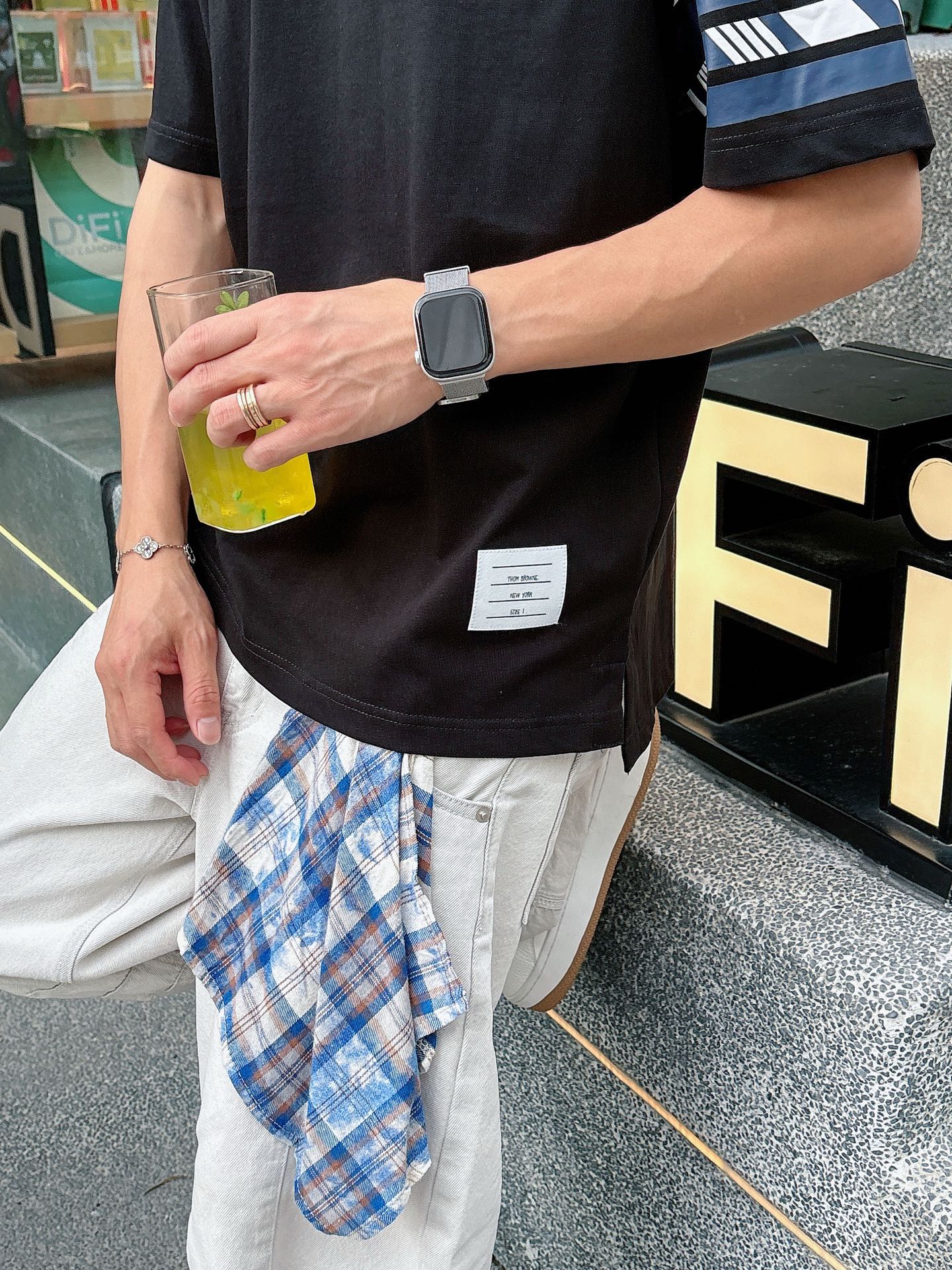  TB。春夏新款首发专柜最新款短袖圆领T恤 高端订制 设计前卫时尚！品牌logo重工艺设计 高端定制23