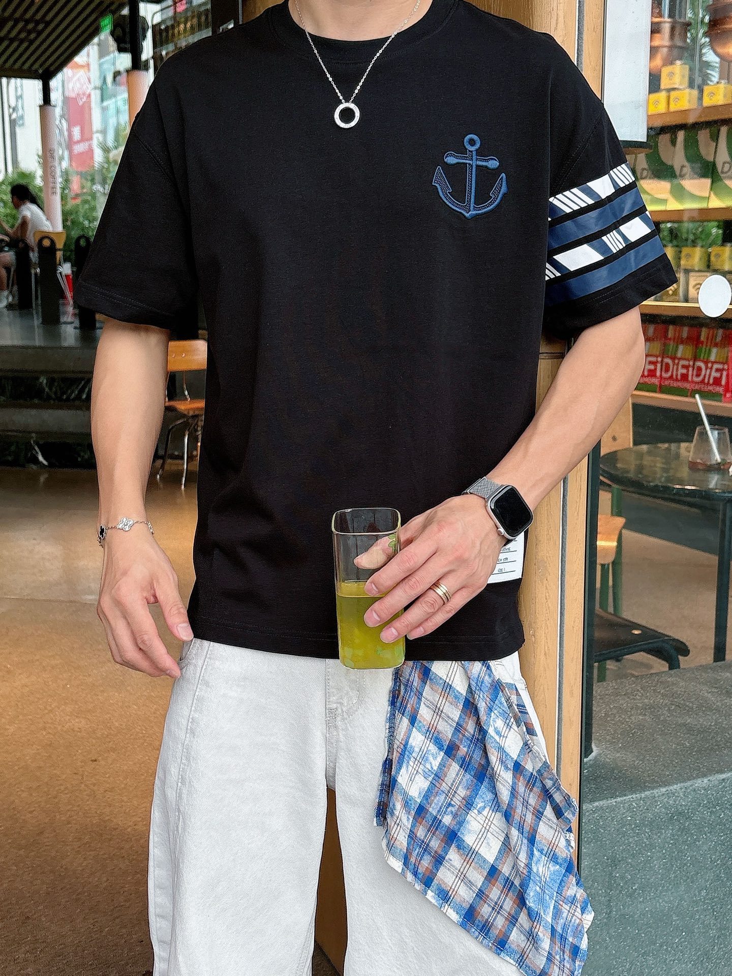  TB。春夏新款首发专柜最新款短袖圆领T恤 高端订制 设计前卫时尚！品牌logo重工艺设计 高端定制23