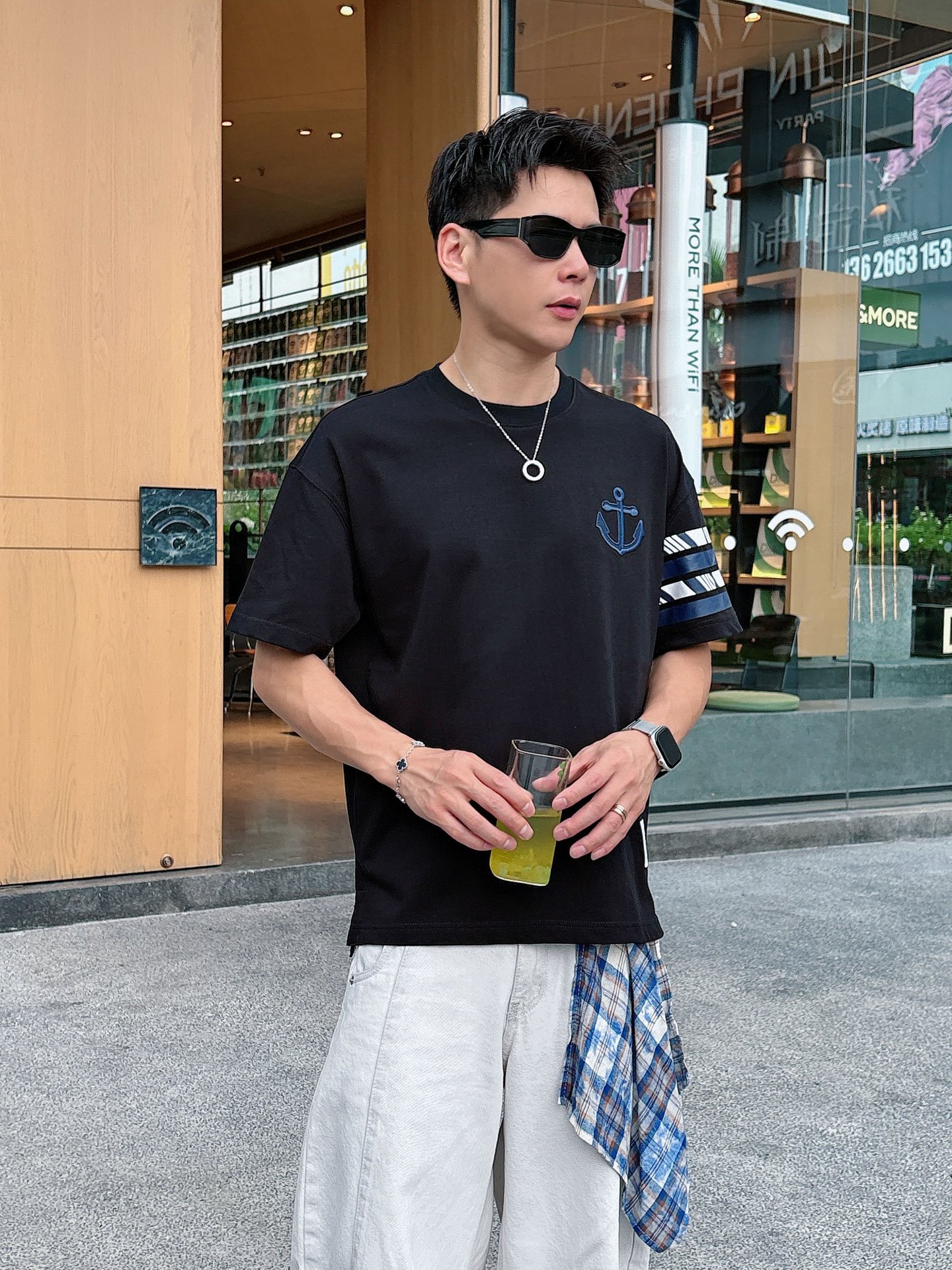  TB。春夏新款首发专柜最新款短袖圆领T恤 高端订制 设计前卫时尚！品牌logo重工艺设计 高端定制23