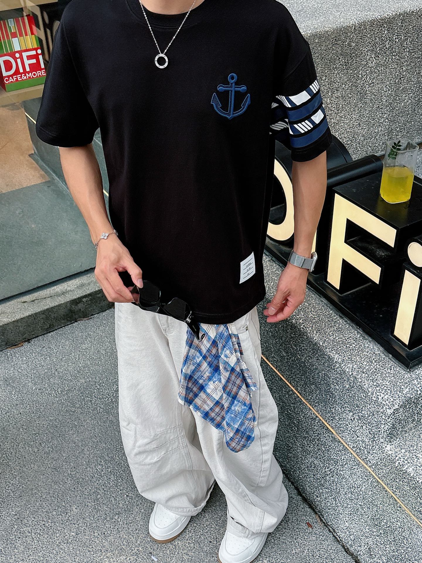  TB。春夏新款首发专柜最新款短袖圆领T恤 高端订制 设计前卫时尚！品牌logo重工艺设计 高端定制23