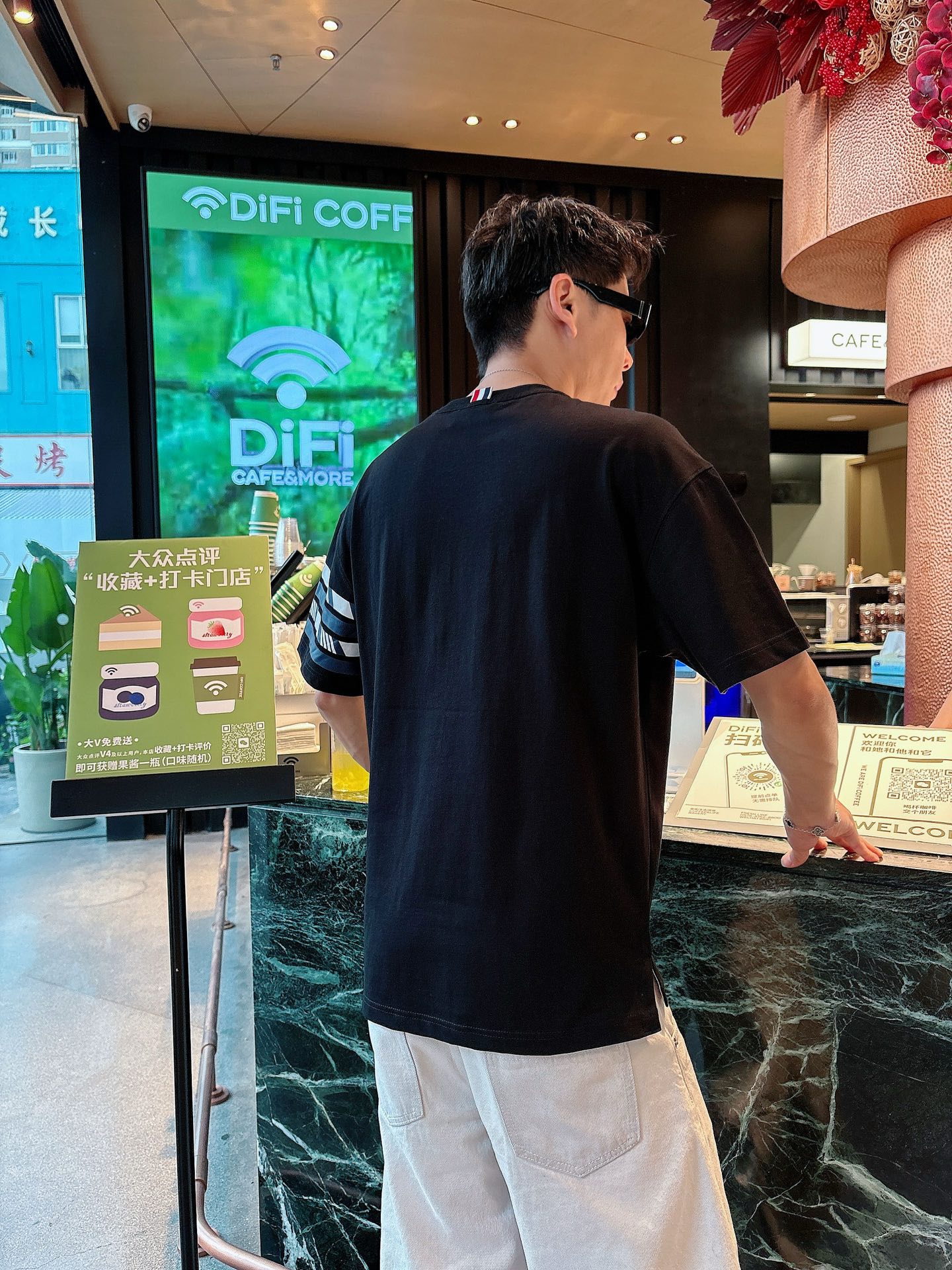  TB。春夏新款首发专柜最新款短袖圆领T恤 高端订制 设计前卫时尚！品牌logo重工艺设计 高端定制23