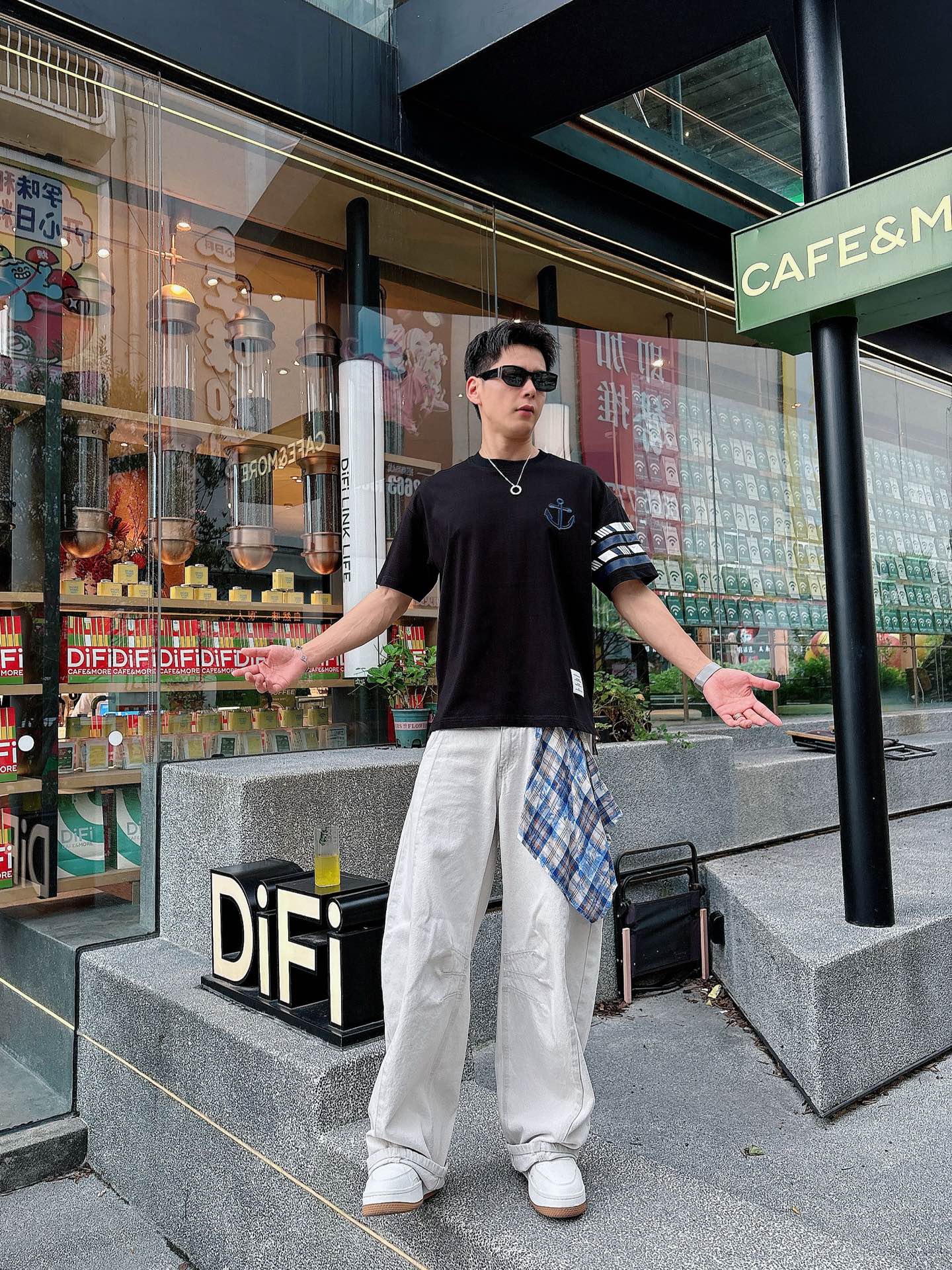  TB。春夏新款首发专柜最新款短袖圆领T恤 高端订制 设计前卫时尚！品牌logo重工艺设计 高端定制23