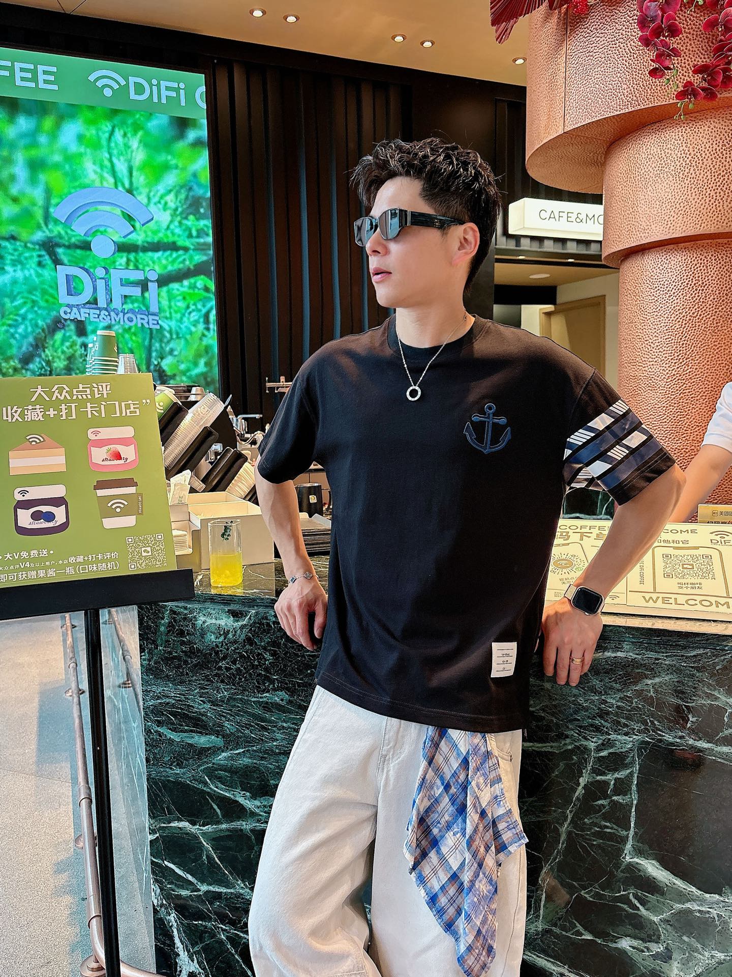  TB。春夏新款首发专柜最新款短袖圆领T恤 高端订制 设计前卫时尚！品牌logo重工艺设计 高端定制23