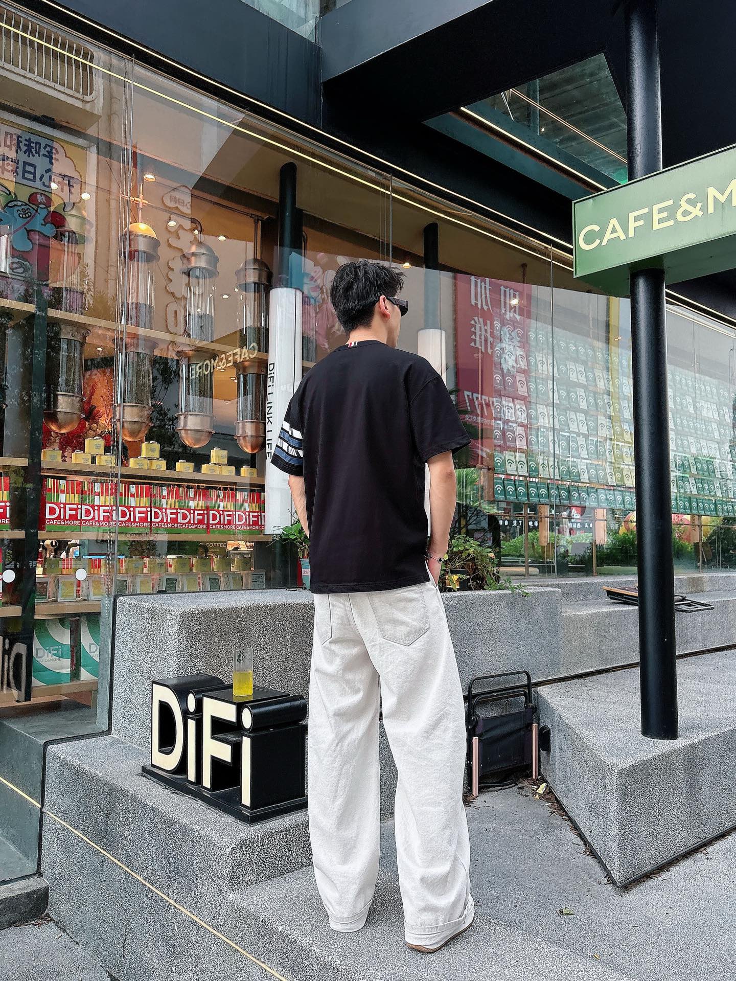  TB。春夏新款首发专柜最新款短袖圆领T恤 高端订制 设计前卫时尚！品牌logo重工艺设计 高端定制23