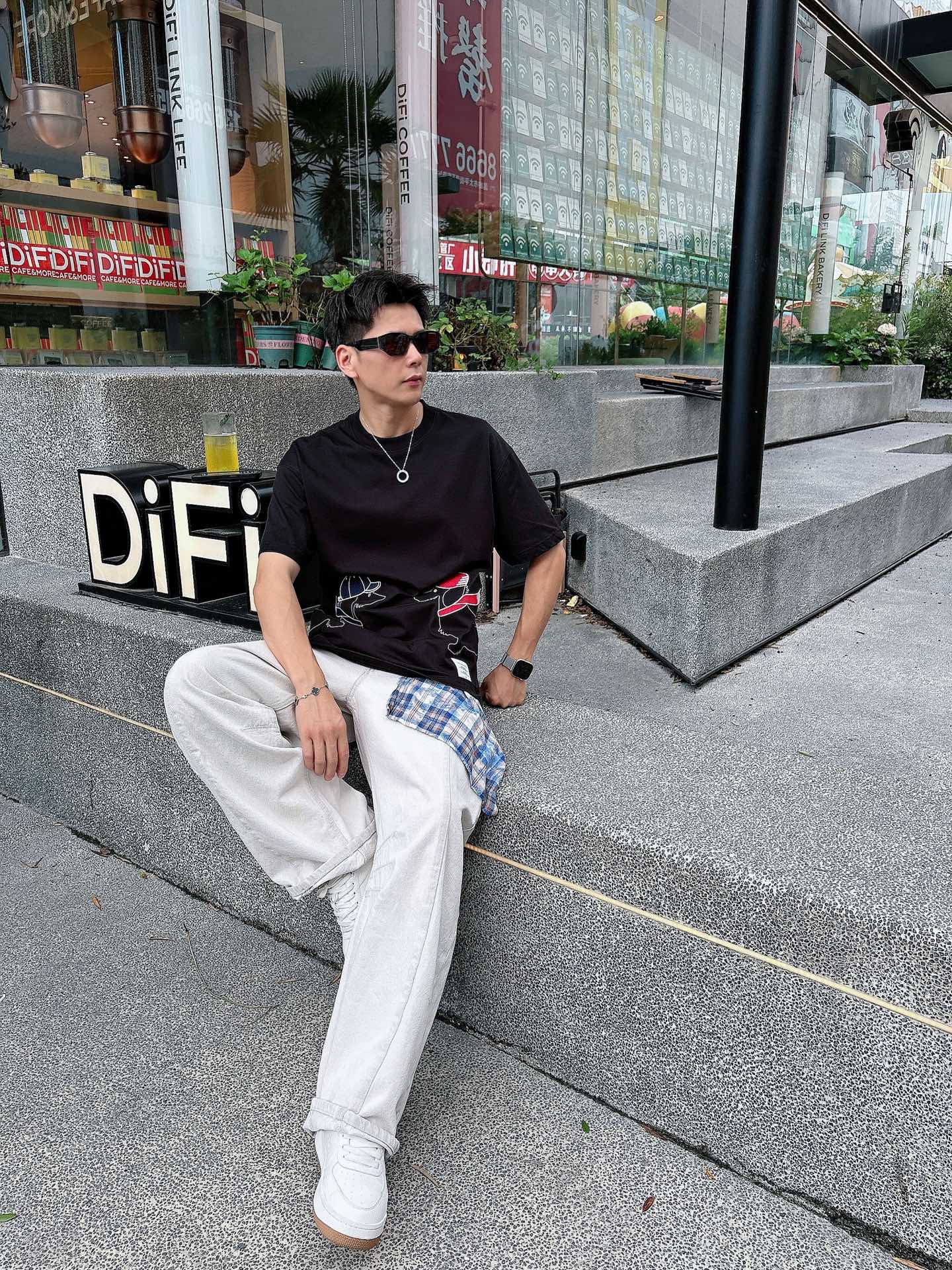 TB。春夏新款首发专柜最新款短袖圆领T恤 高端订制 设计前卫时尚！品牌logo重工艺设计 高端定制230